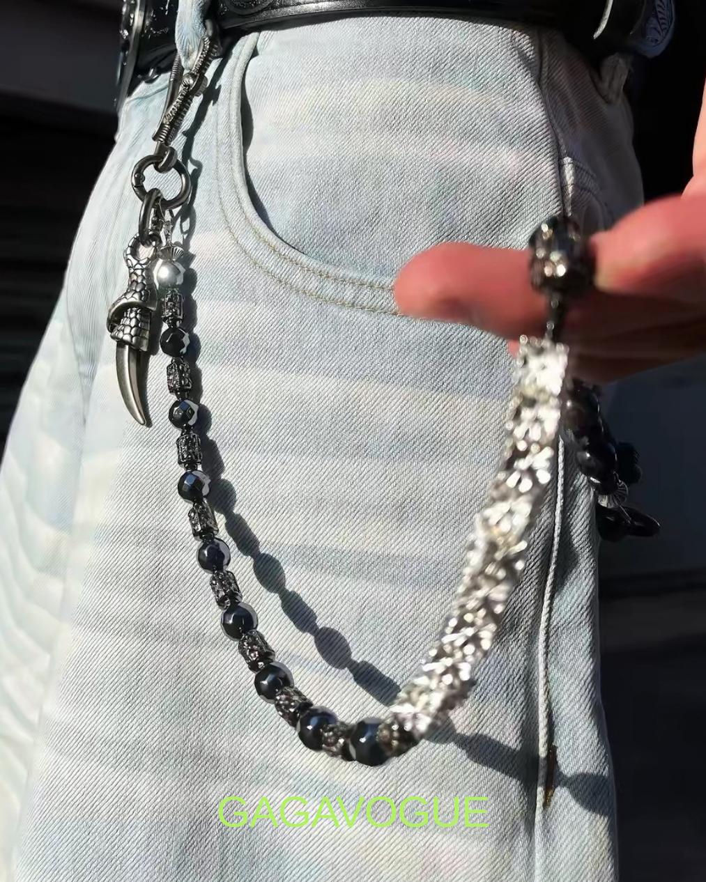 GAGAVOGUE BLACK STONE BEADED CLAW PENDANT WALLET CHAIN