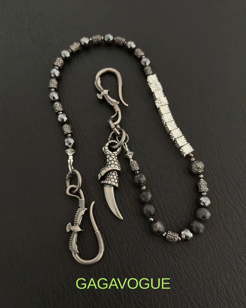 GAGAVOGUE BLACK STONE BEADED CLAW PENDANT WALLET CHAIN