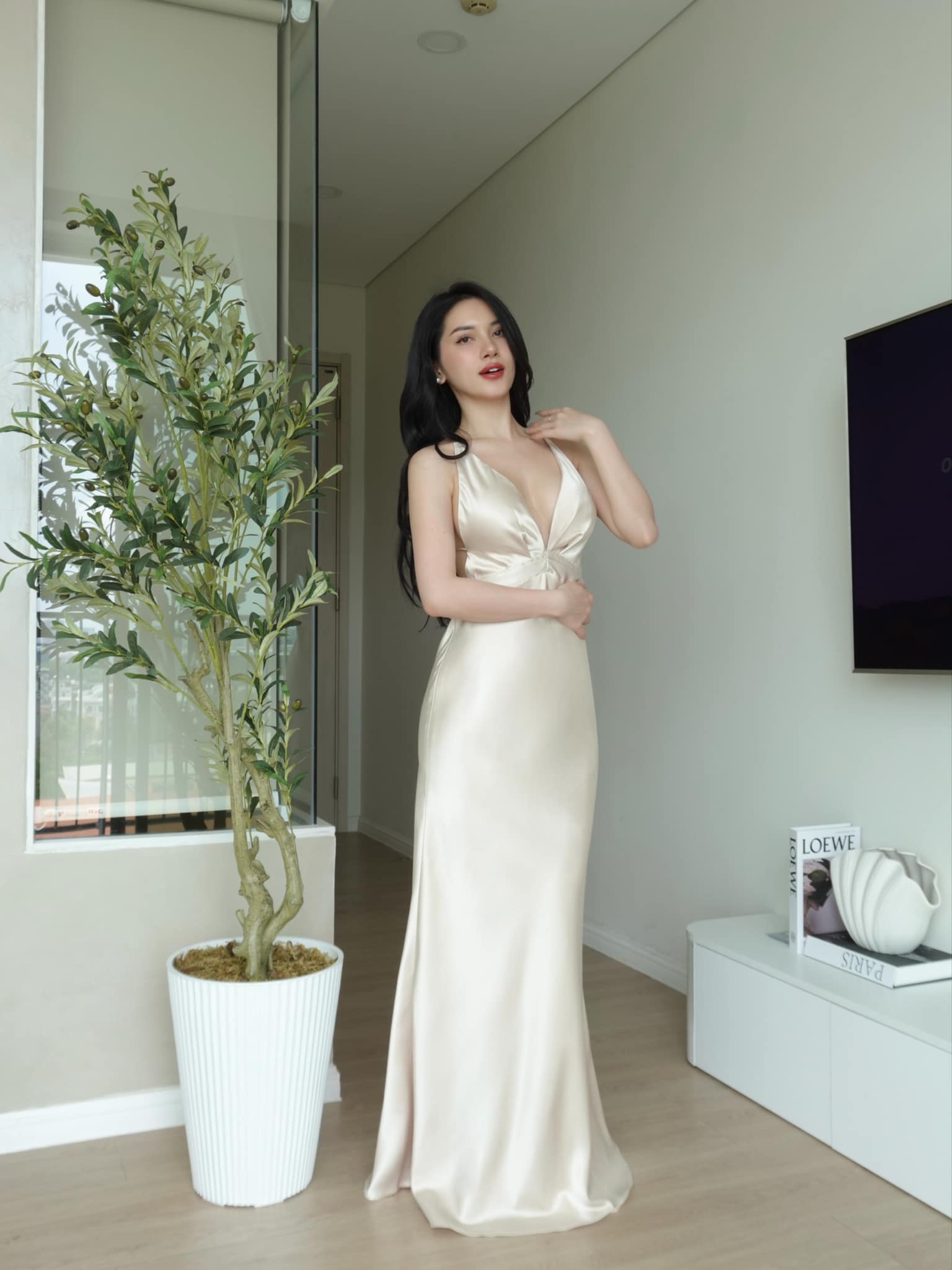 Đầm lụa cổ V có mút ngực quyến rũ hở lưng Vicky