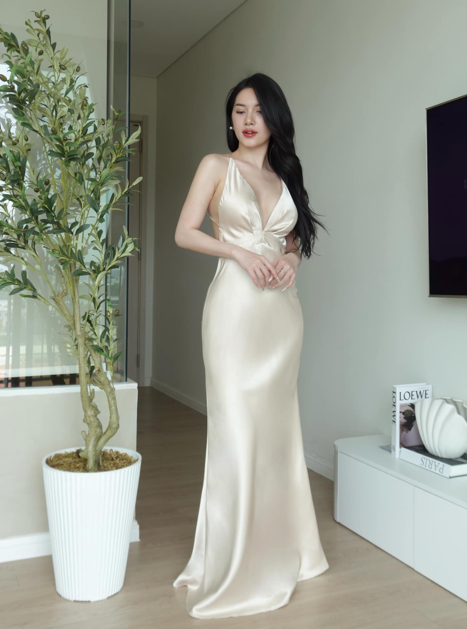 Đầm lụa cổ V có mút ngực quyến rũ hở lưng Vicky