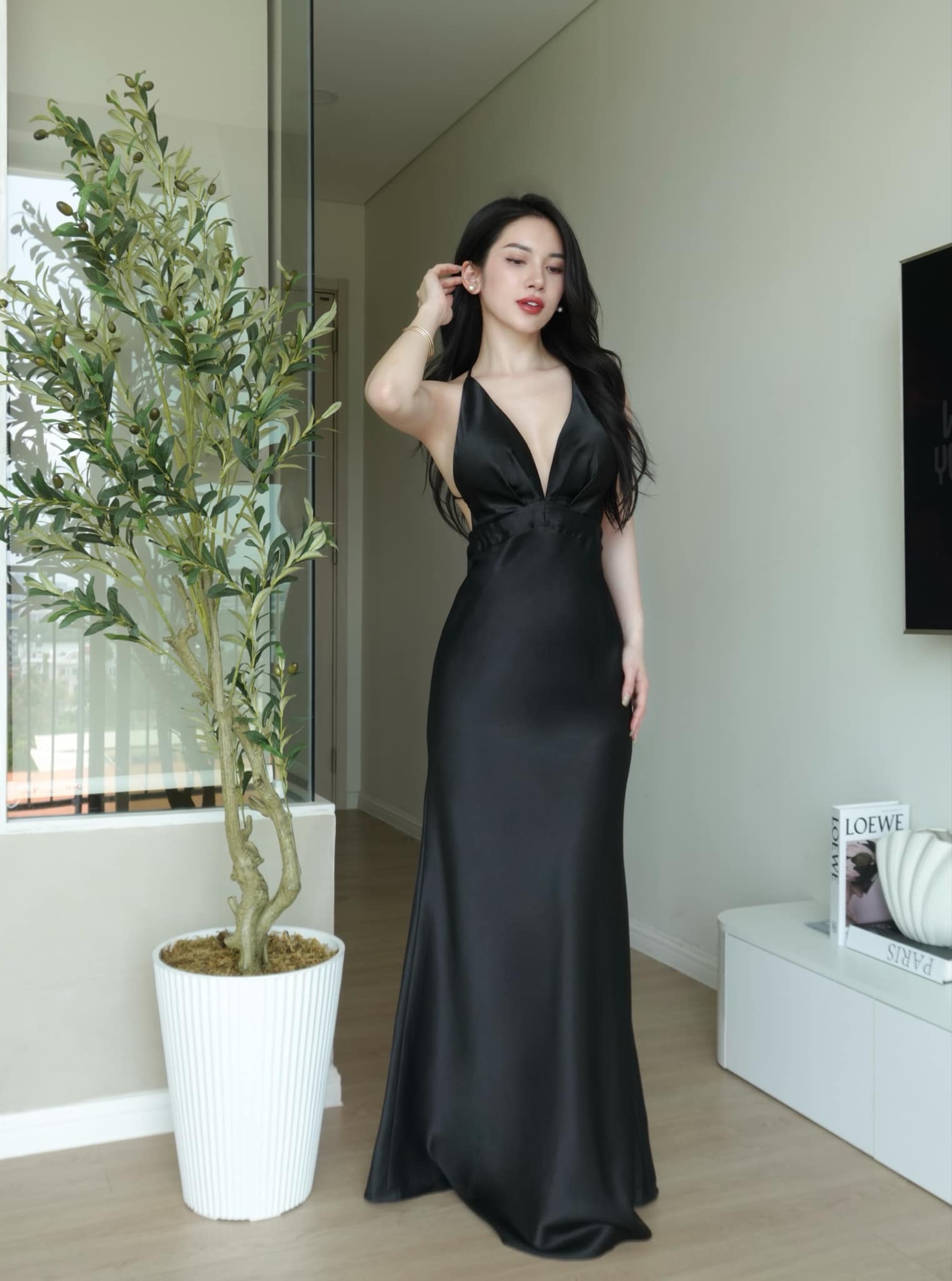 Đầm lụa cổ V có mút ngực quyến rũ hở lưng Vicky