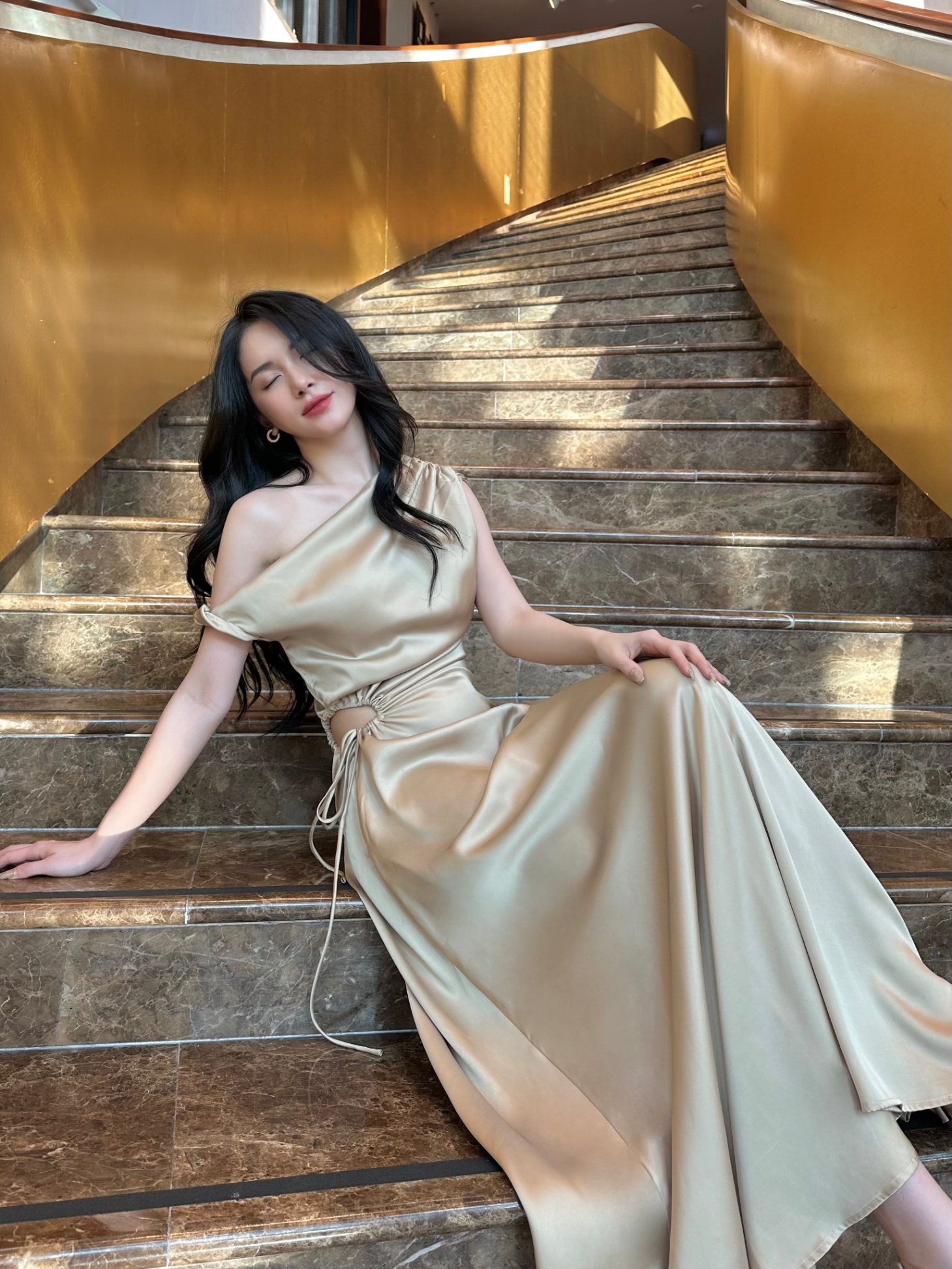 Đầm lụa lệch vai có dây rút eo Hera