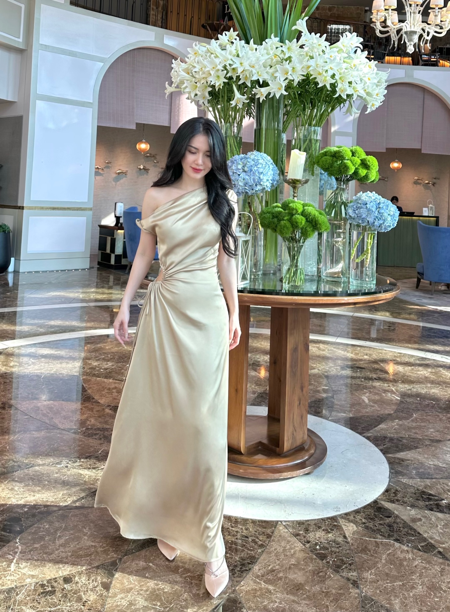 Đầm lụa lệch vai có dây rút eo Hera