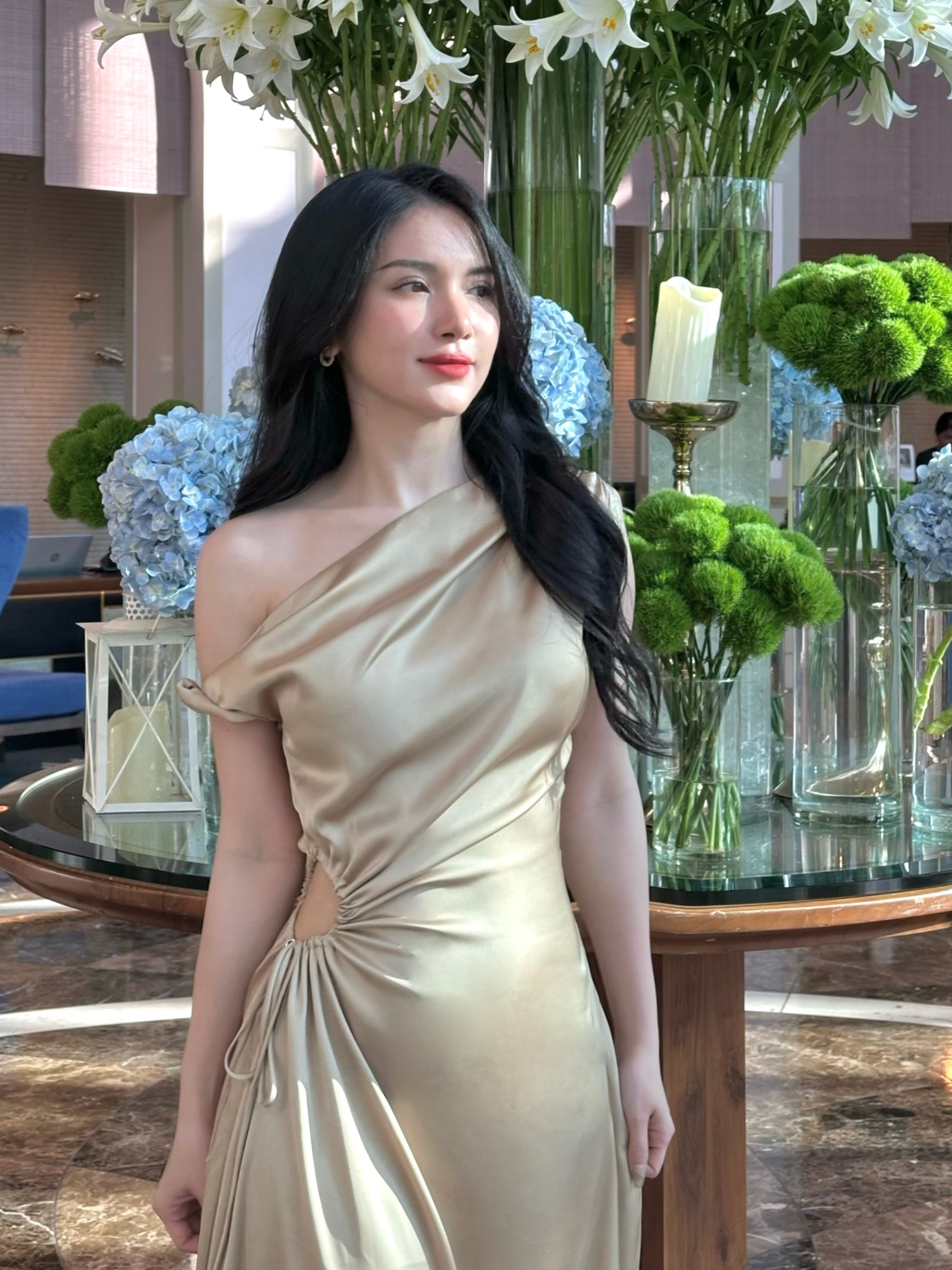 Đầm lụa lệch vai có dây rút eo Hera