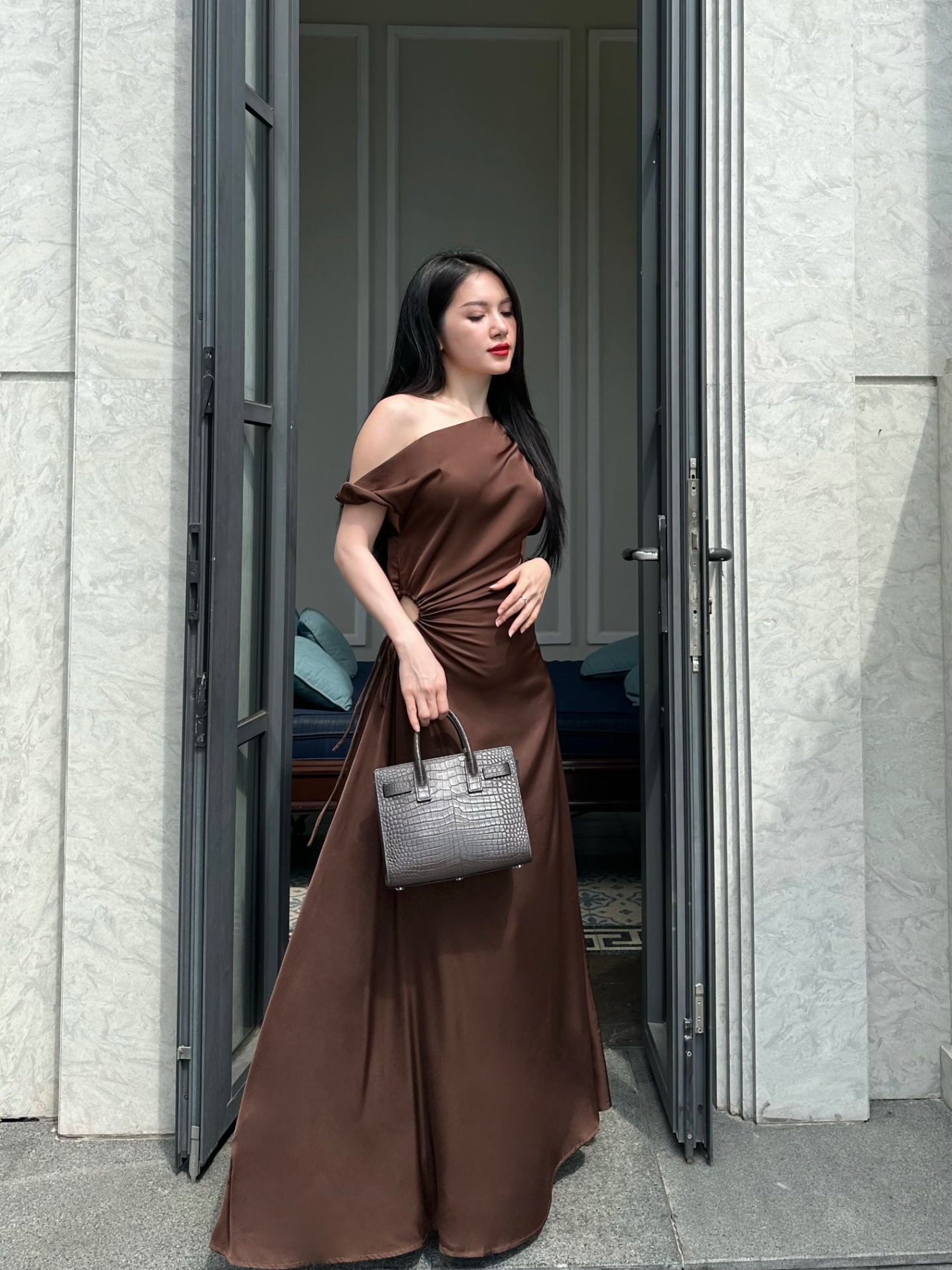Đầm lụa lệch vai có dây rút eo Hera