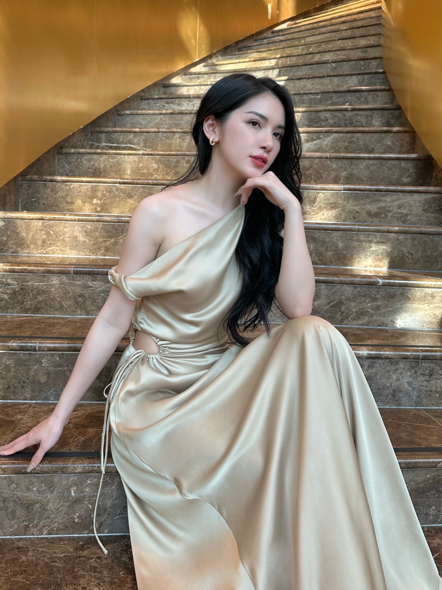 Đầm lụa lệch vai có dây rút eo Hera