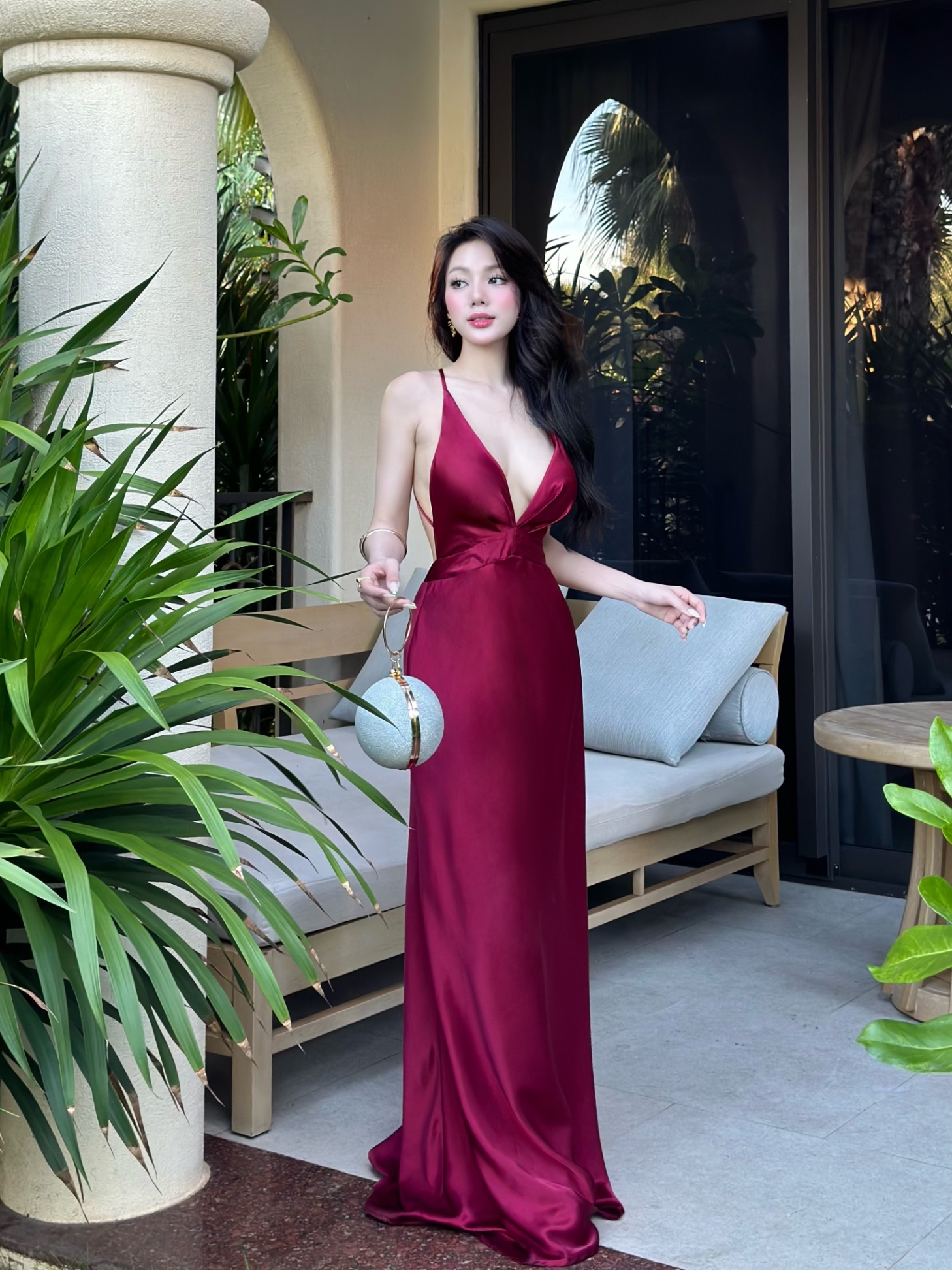 Đầm lụa cổ V có mút ngực quyến rũ hở lưng Vicky