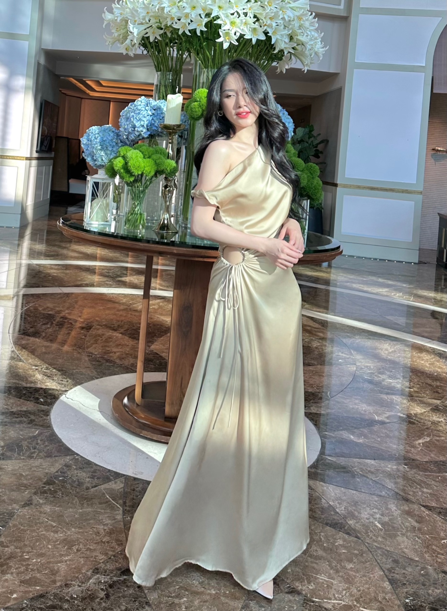 Đầm lụa lệch vai có dây rút eo Hera