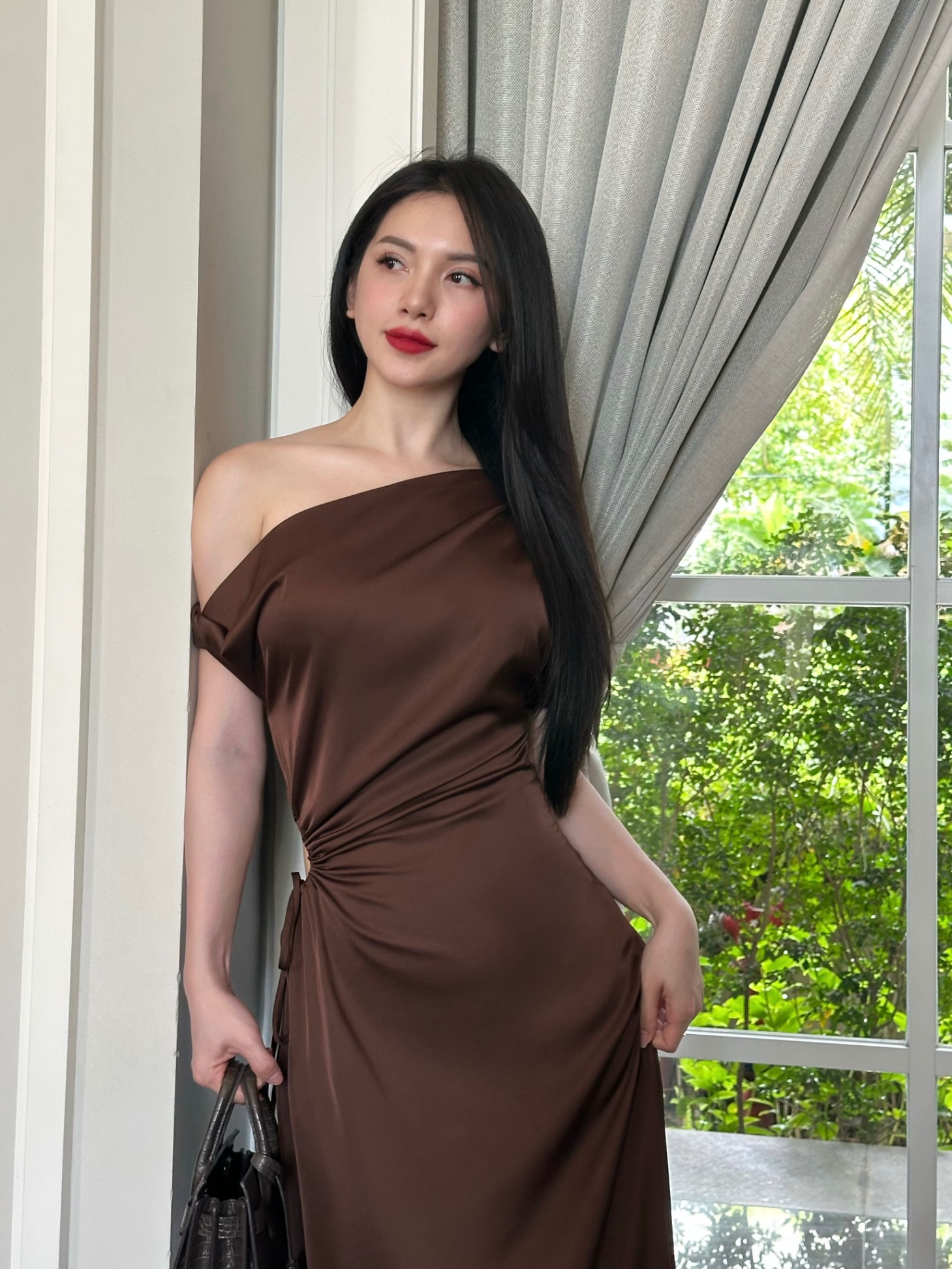 Đầm lụa lệch vai có dây rút eo Hera