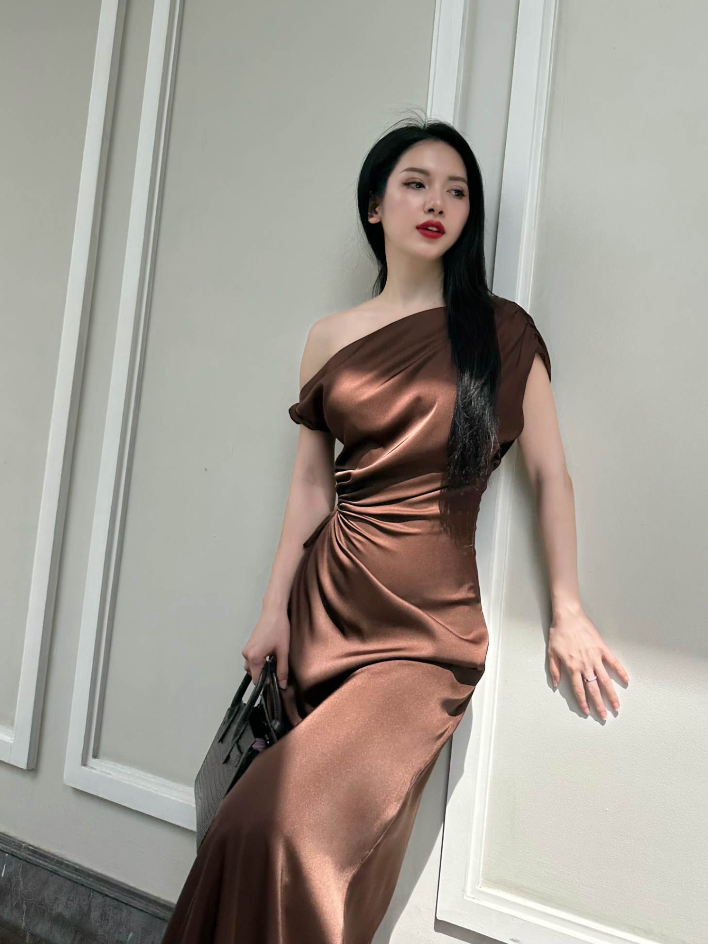 Đầm lụa lệch vai có dây rút eo Hera
