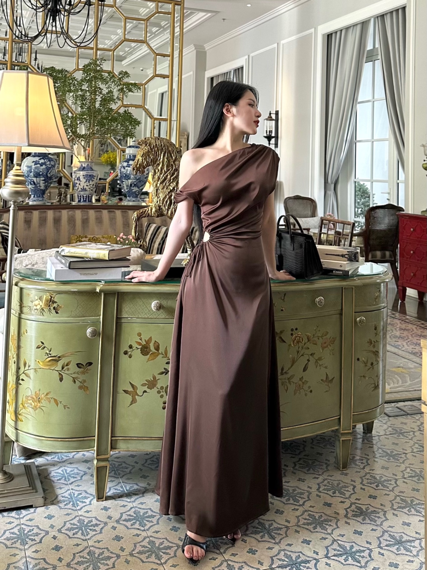 Đầm lụa lệch vai có dây rút eo Hera