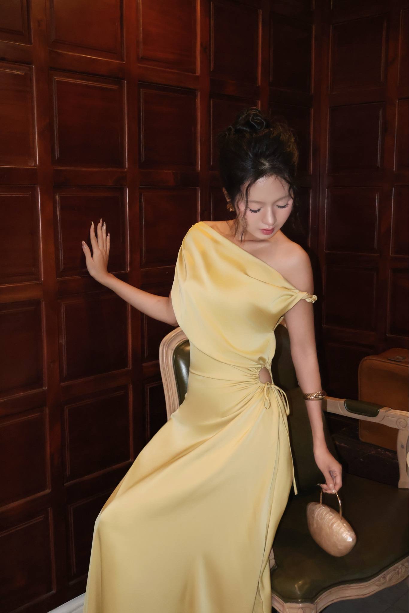 Đầm lụa lệch vai có dây rút eo Hera