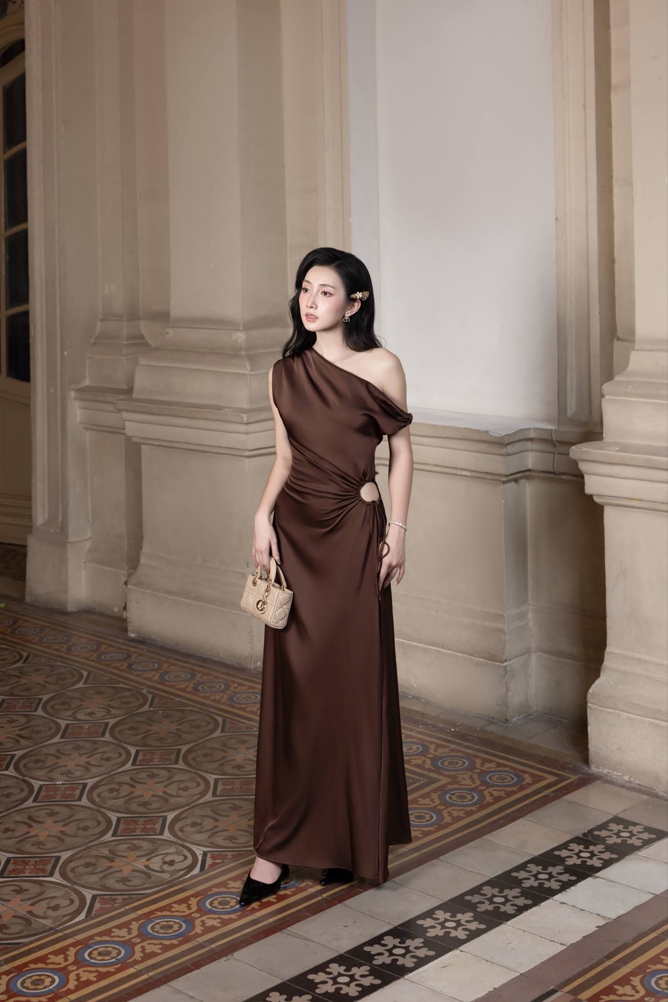 Đầm lụa lệch vai có dây rút eo Hera