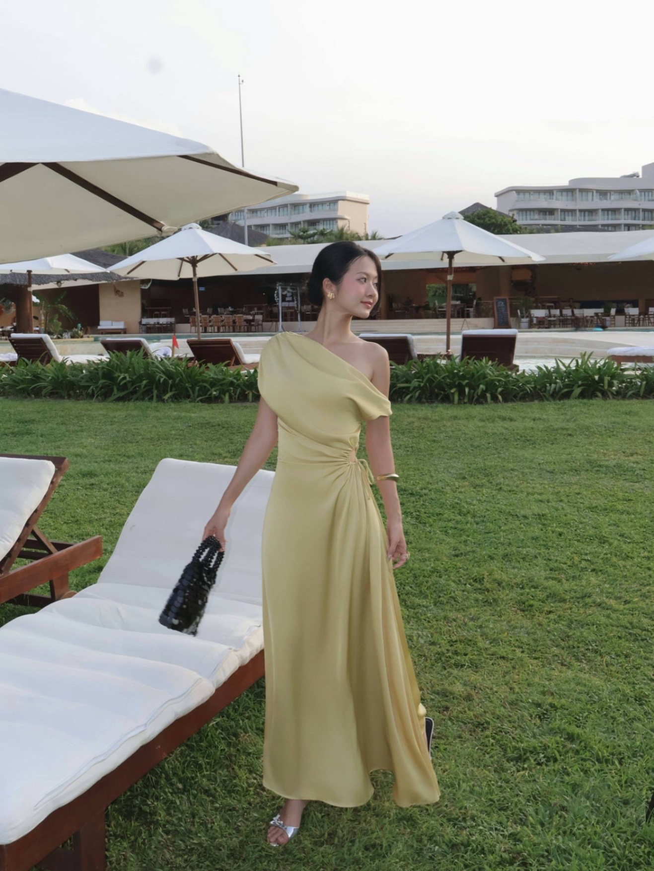 Đầm lụa lệch vai có dây rút eo Hera
