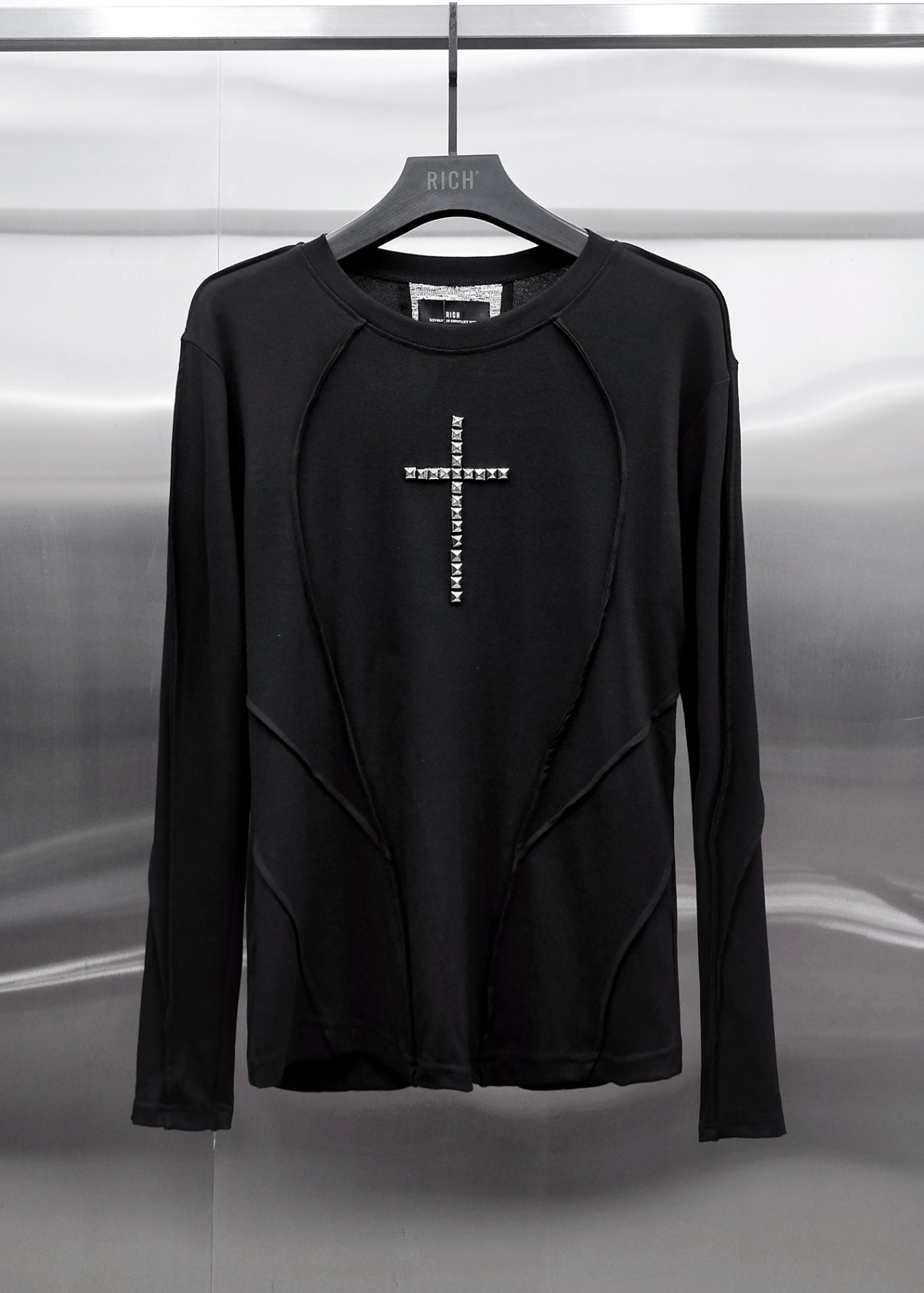 AD.068 Riveted Cross Slim Longsleeve