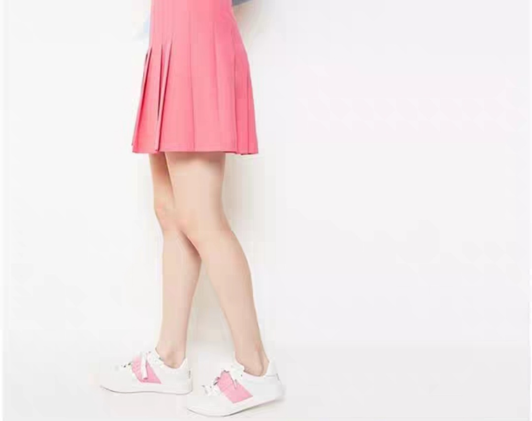 Chân váy hồng kết hợp với áo màu gì để giảm độ sến súa?