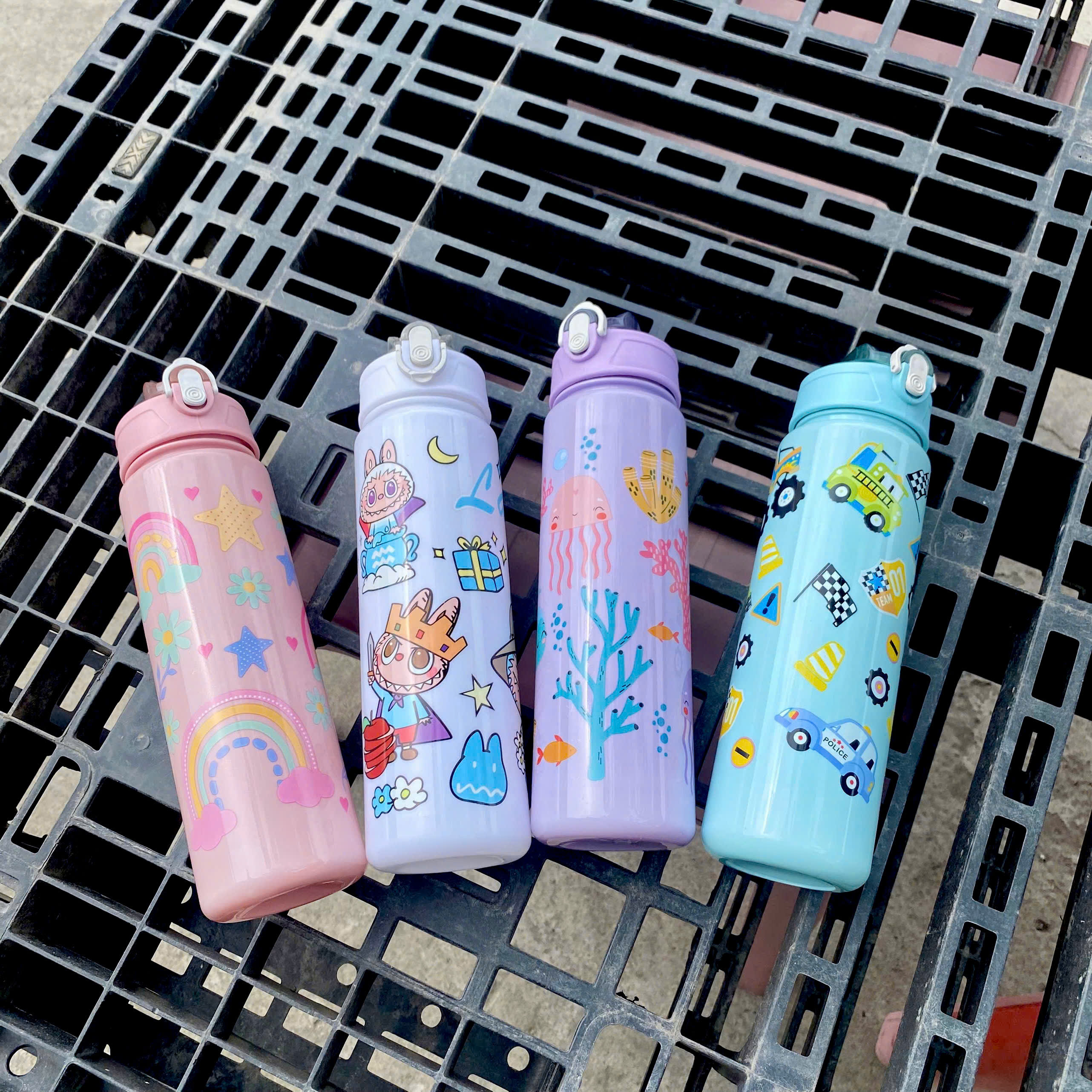 [100] Bình Nước Nhựa Nắp Bấm ĐA HỌA TIẾT 750ml