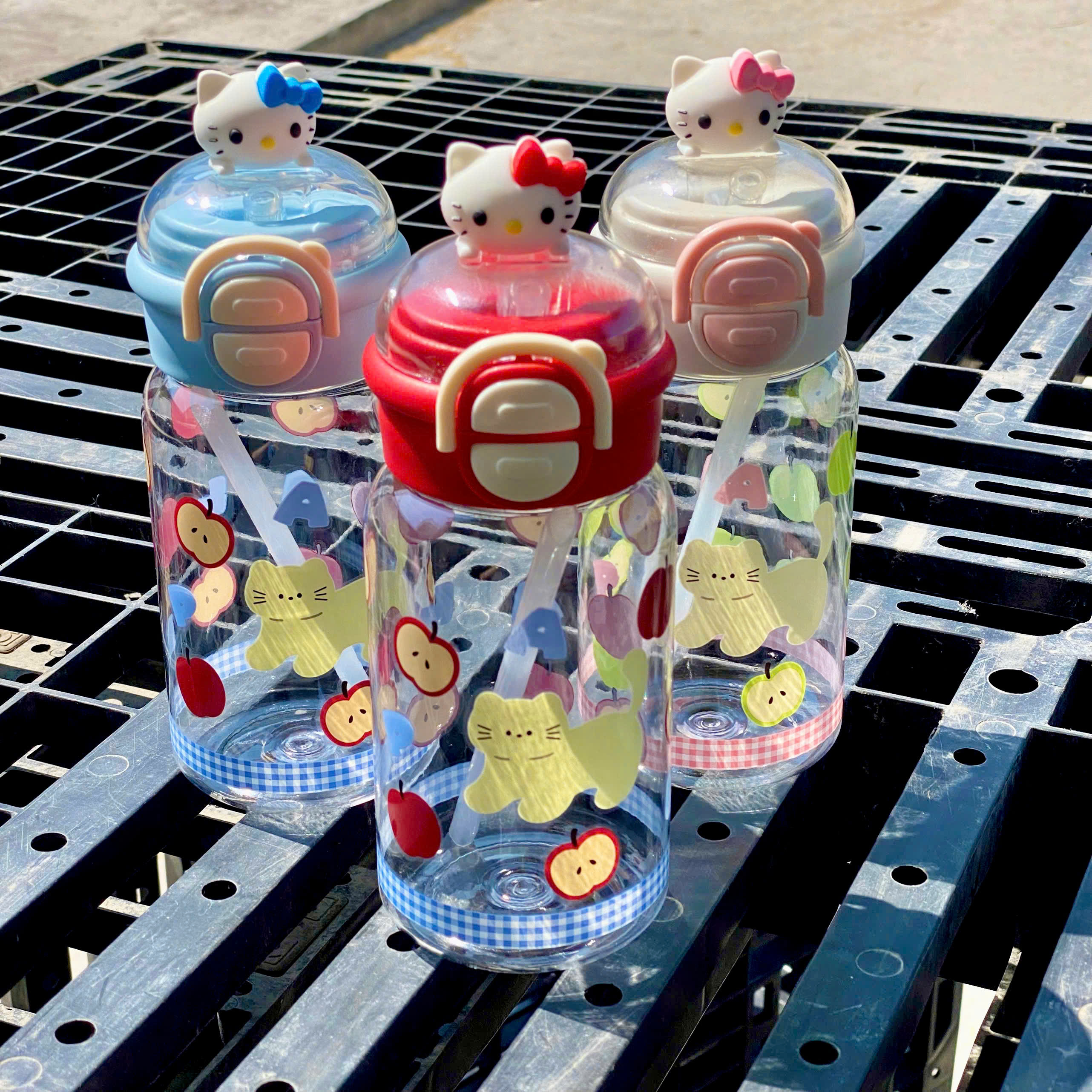 [100] Bình Nước Nhựa Trẻ Em Charm HELLO KITTY 550ml