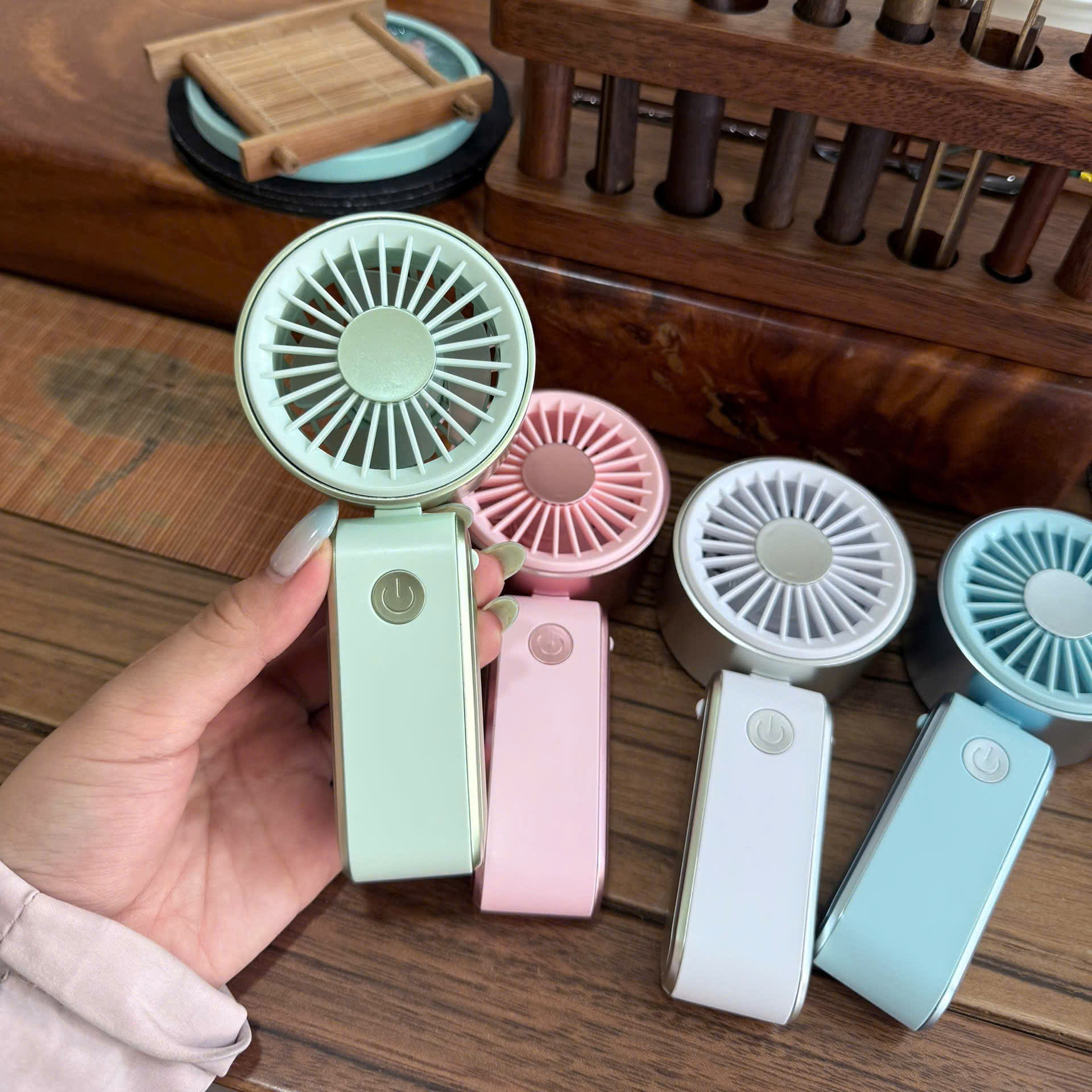 [100] Quạt Cầm Tay Gập Có Dây Đeo YM88265 (V)