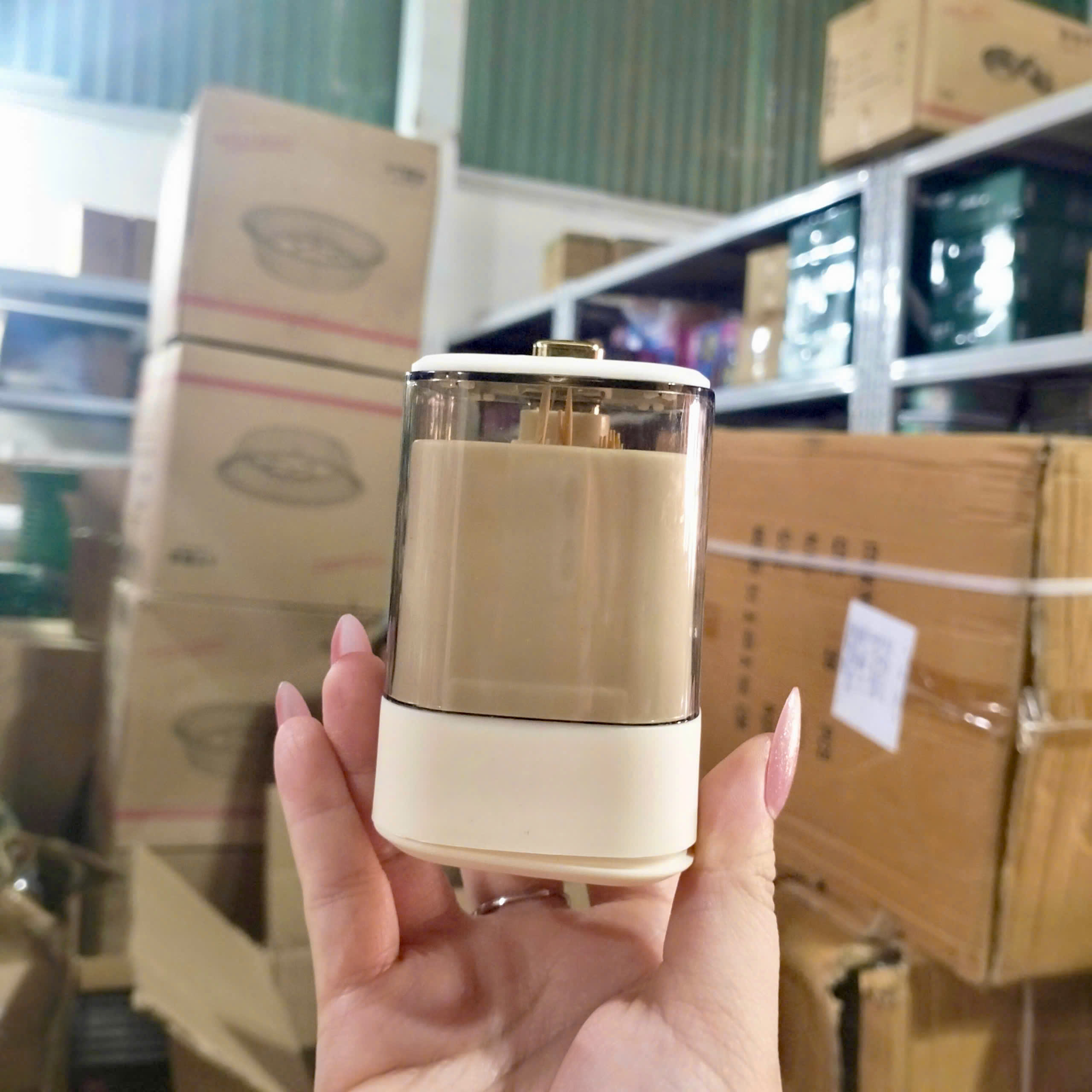 [200] Hộp Đựng Tăm Có Nút BẤM 886