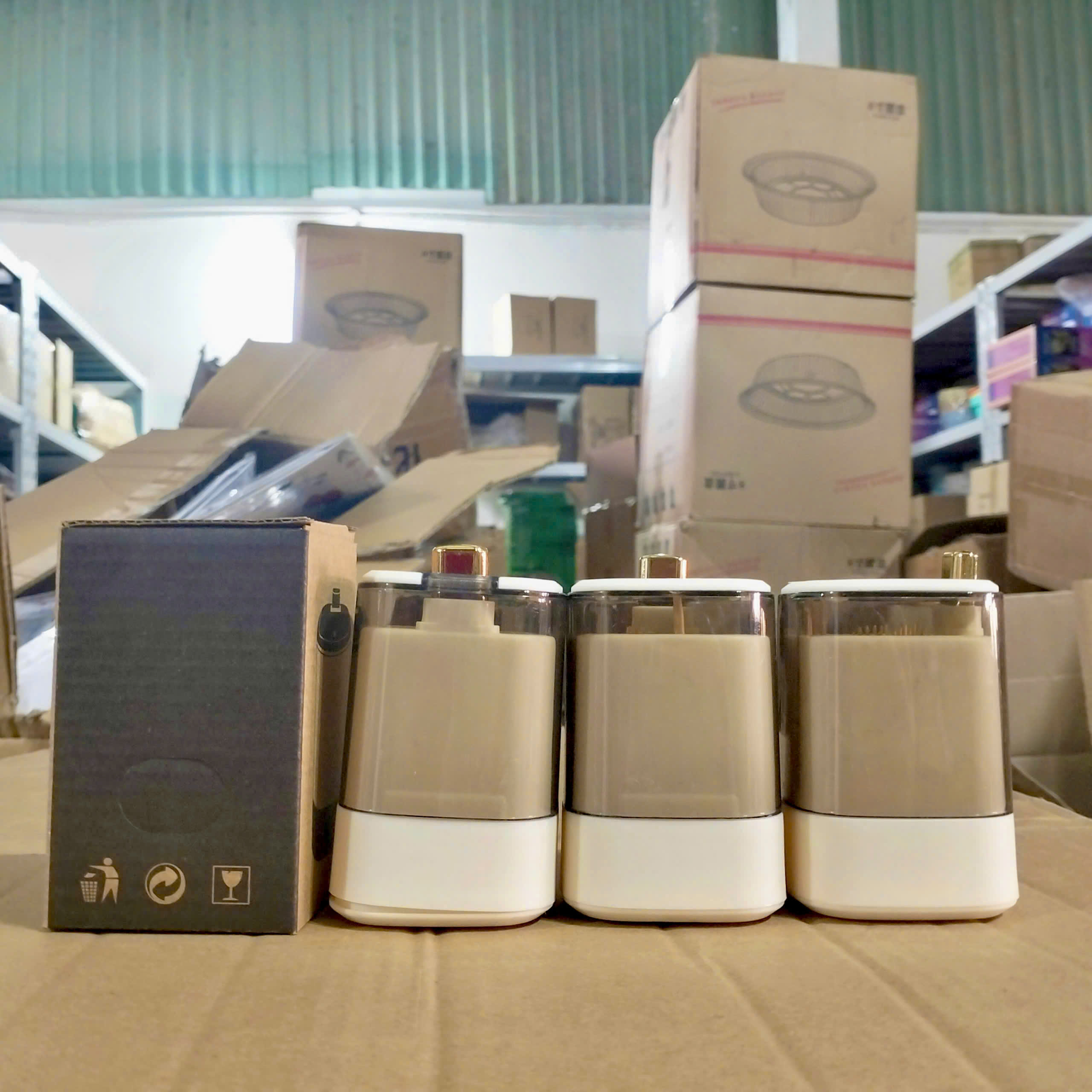 [200] Hộp Đựng Tăm Có Nút BẤM 886