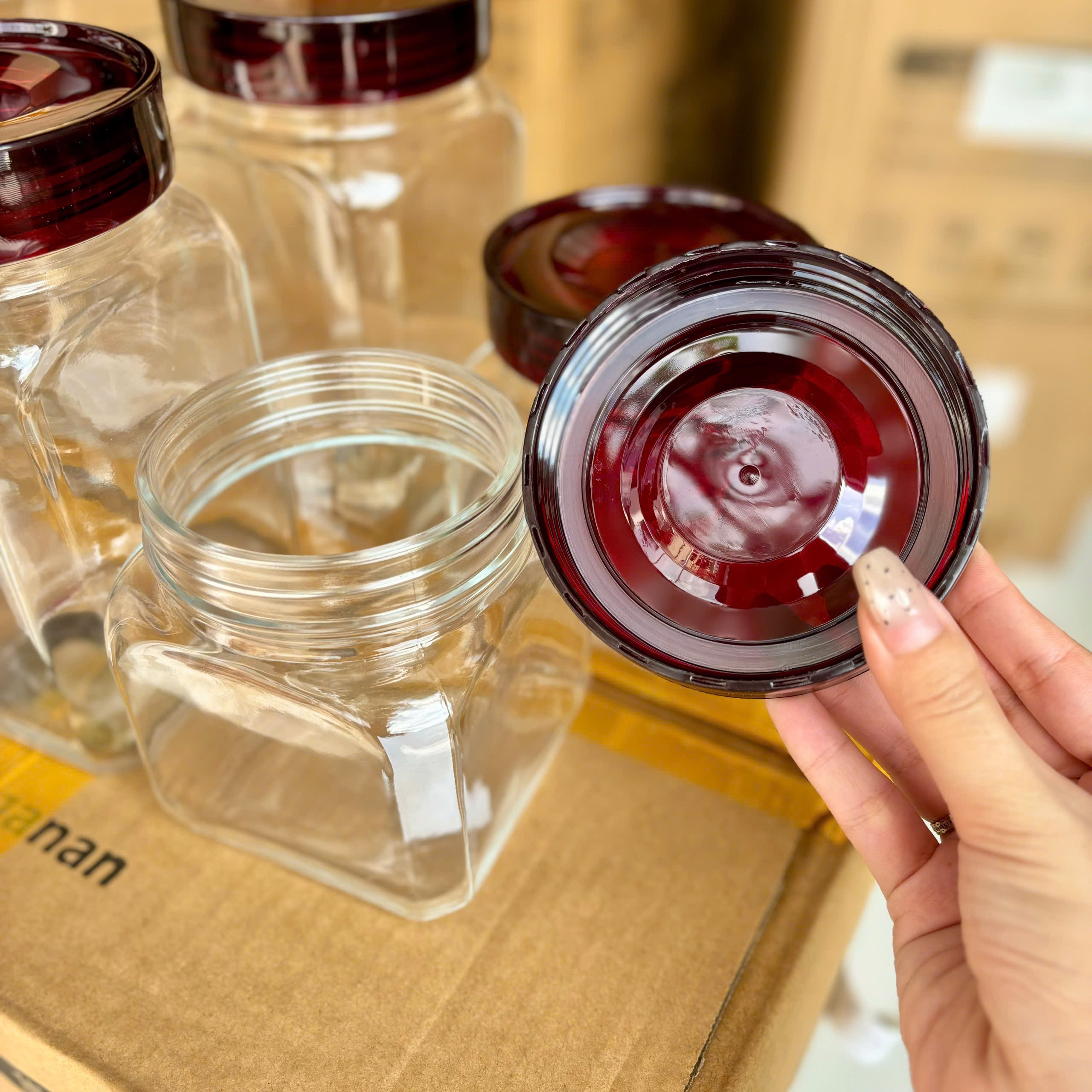 [24] Hủ Thủy Tinh Vuông Nắp Đỏ N620 600ml (V)