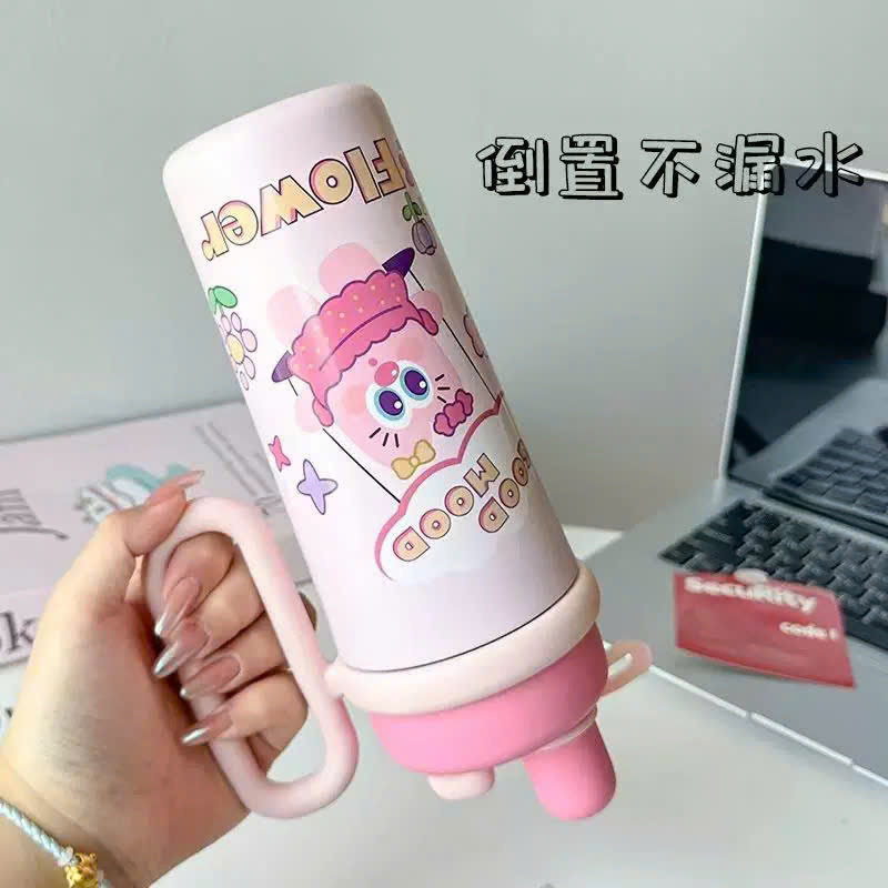 [40] Bình Giữ Nhiệt Hoạt Hình Bọt Biển QUAI CẦM Ngang 700ml
