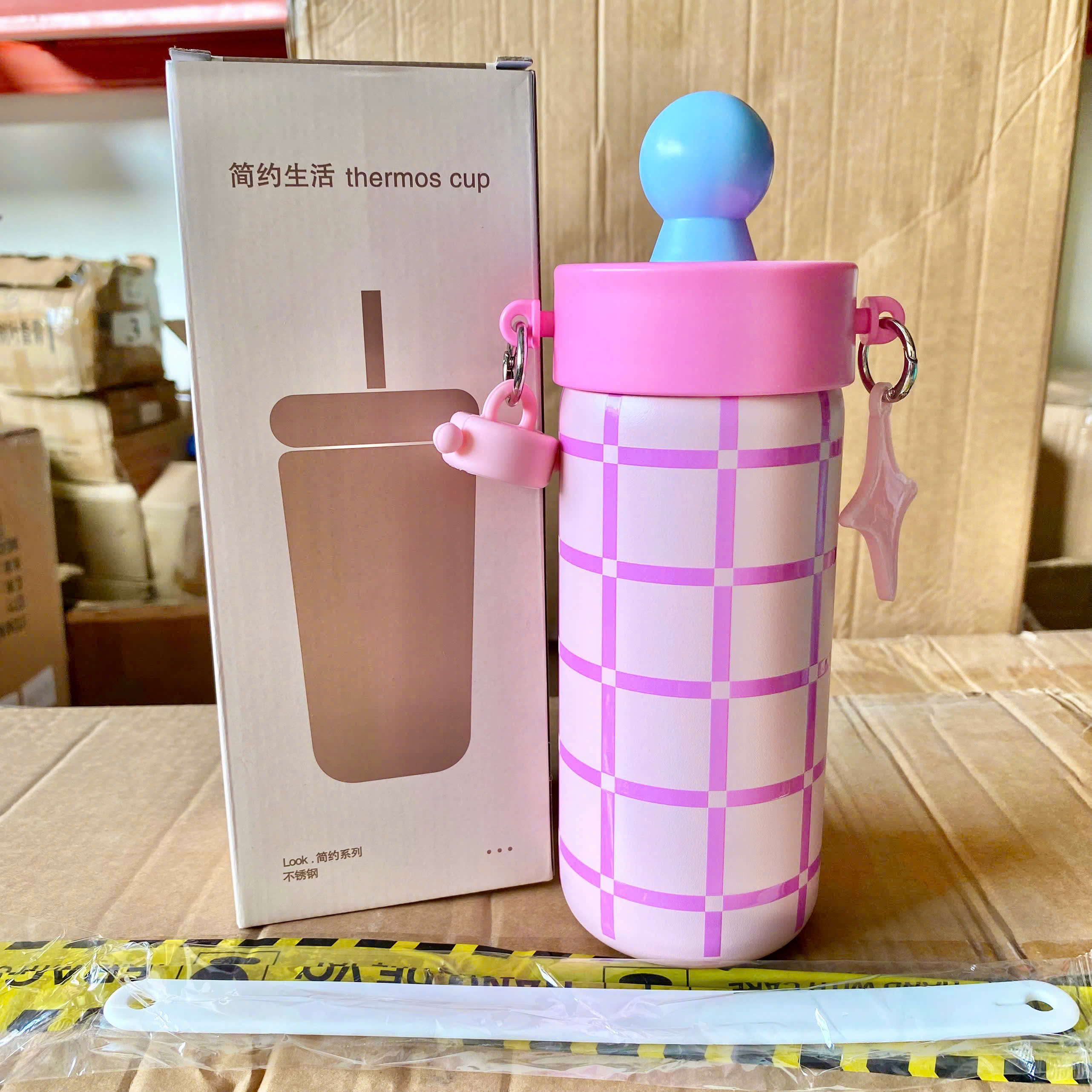 [50] Bình Giữ Nhiệt Hình Trụ HỌA TIẾT Quai Xách Kèm Charm 680ml