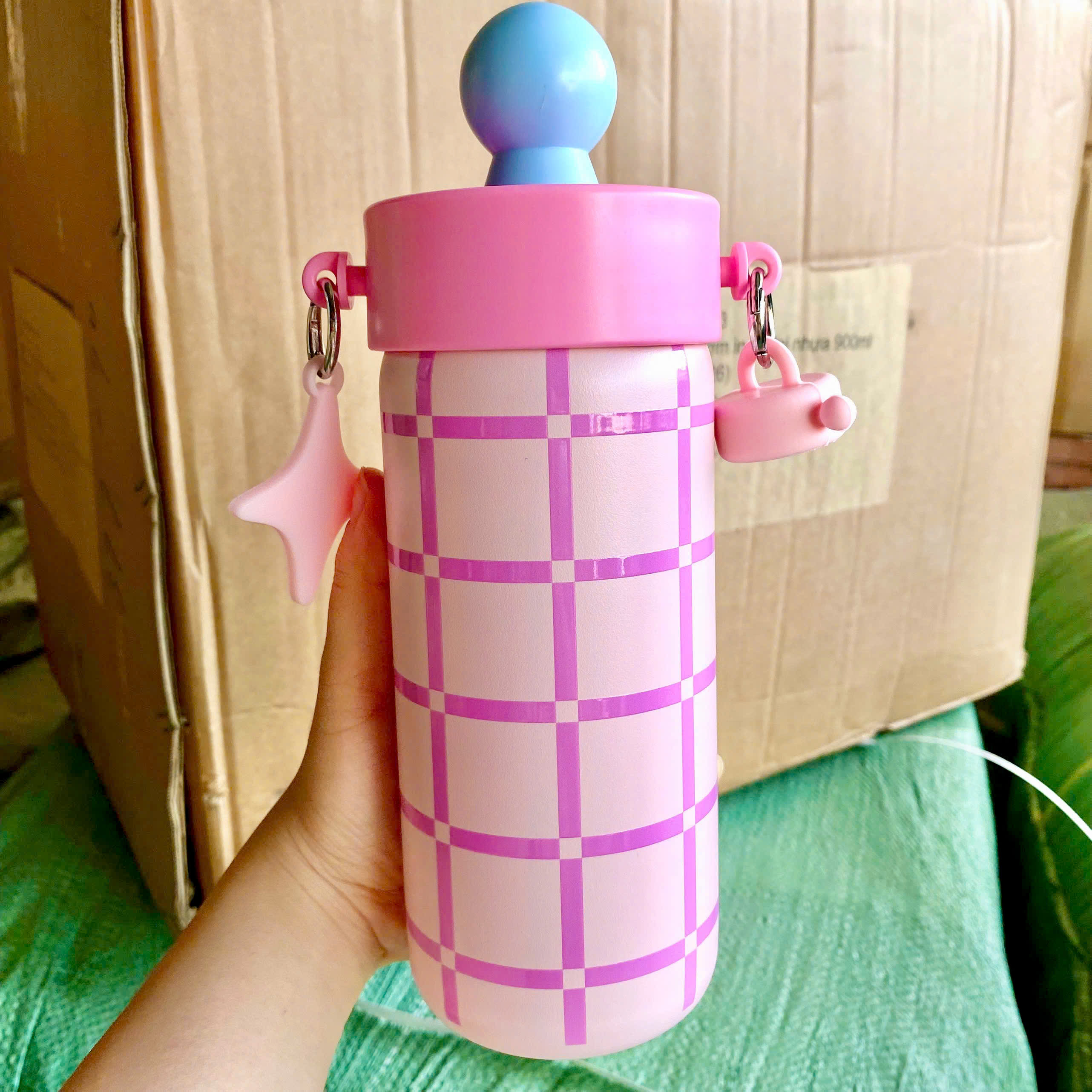 [50] Bình Giữ Nhiệt Hình Trụ HỌA TIẾT Quai Xách Kèm Charm 680ml