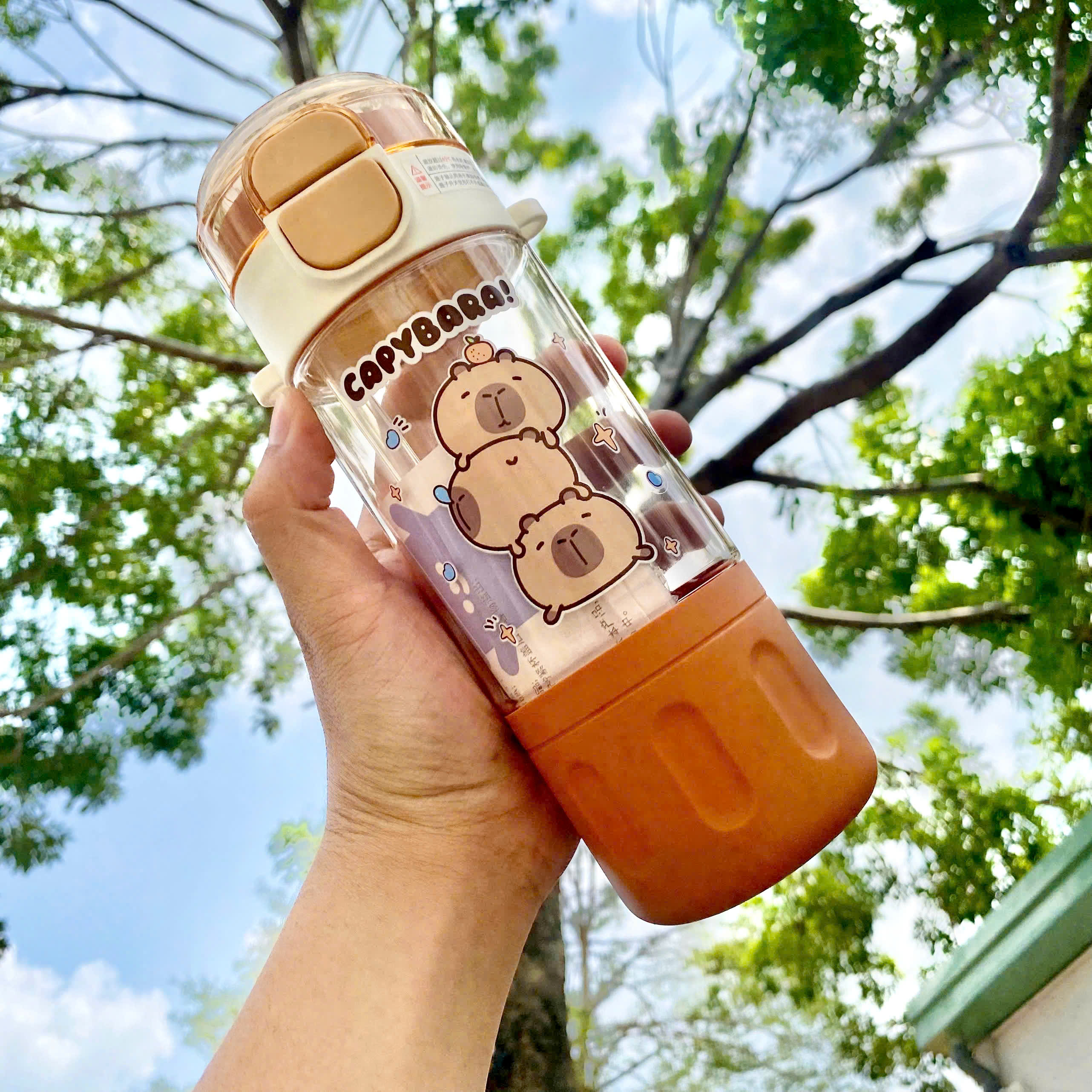 [60] Bình Nước Nhựa CAPYBARA Nắp Bấm 580ml 9062 - Có Dây Đeo