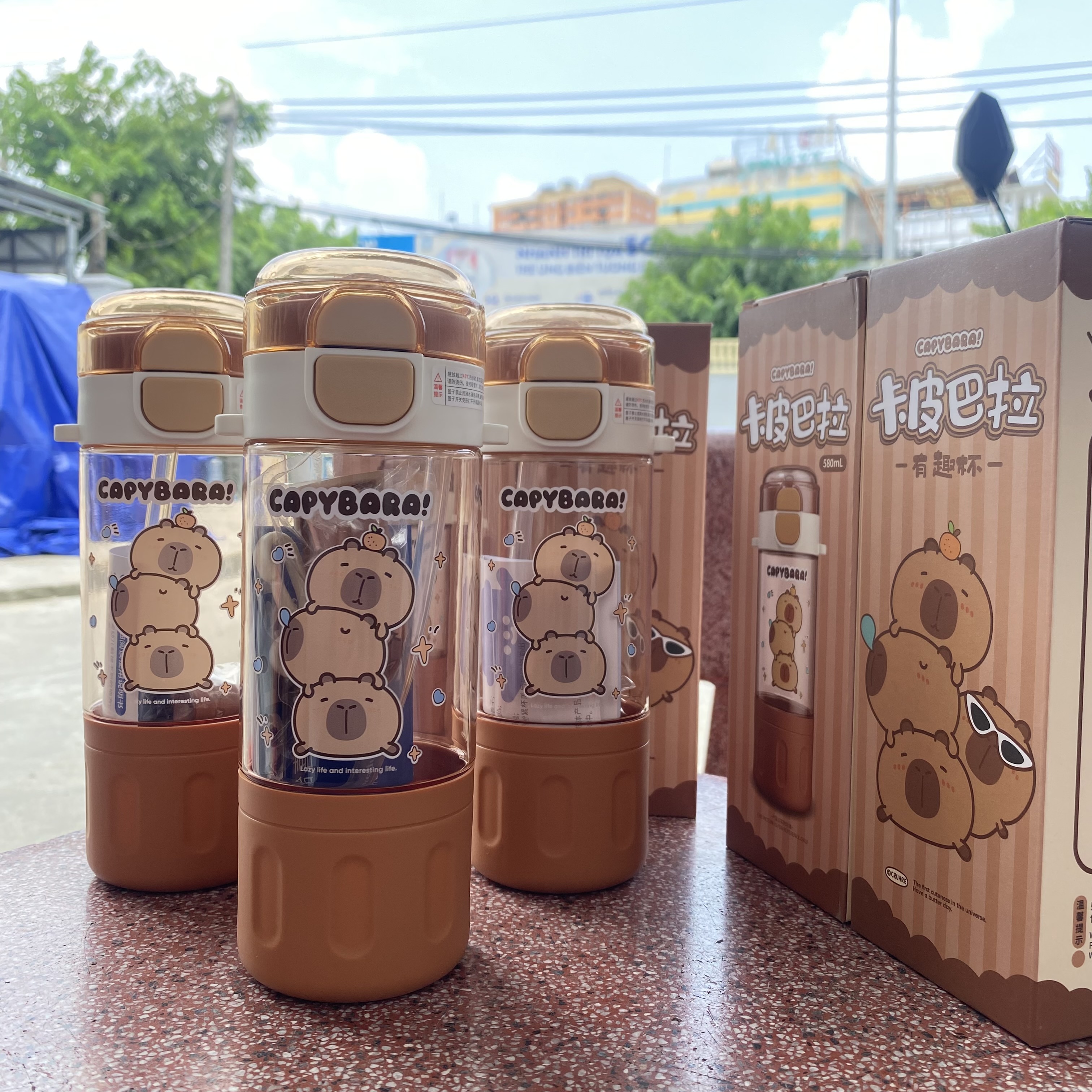 [60] Bình Nước Nhựa CAPYBARA Nắp Bấm 580ml 9062 - Có Dây Đeo