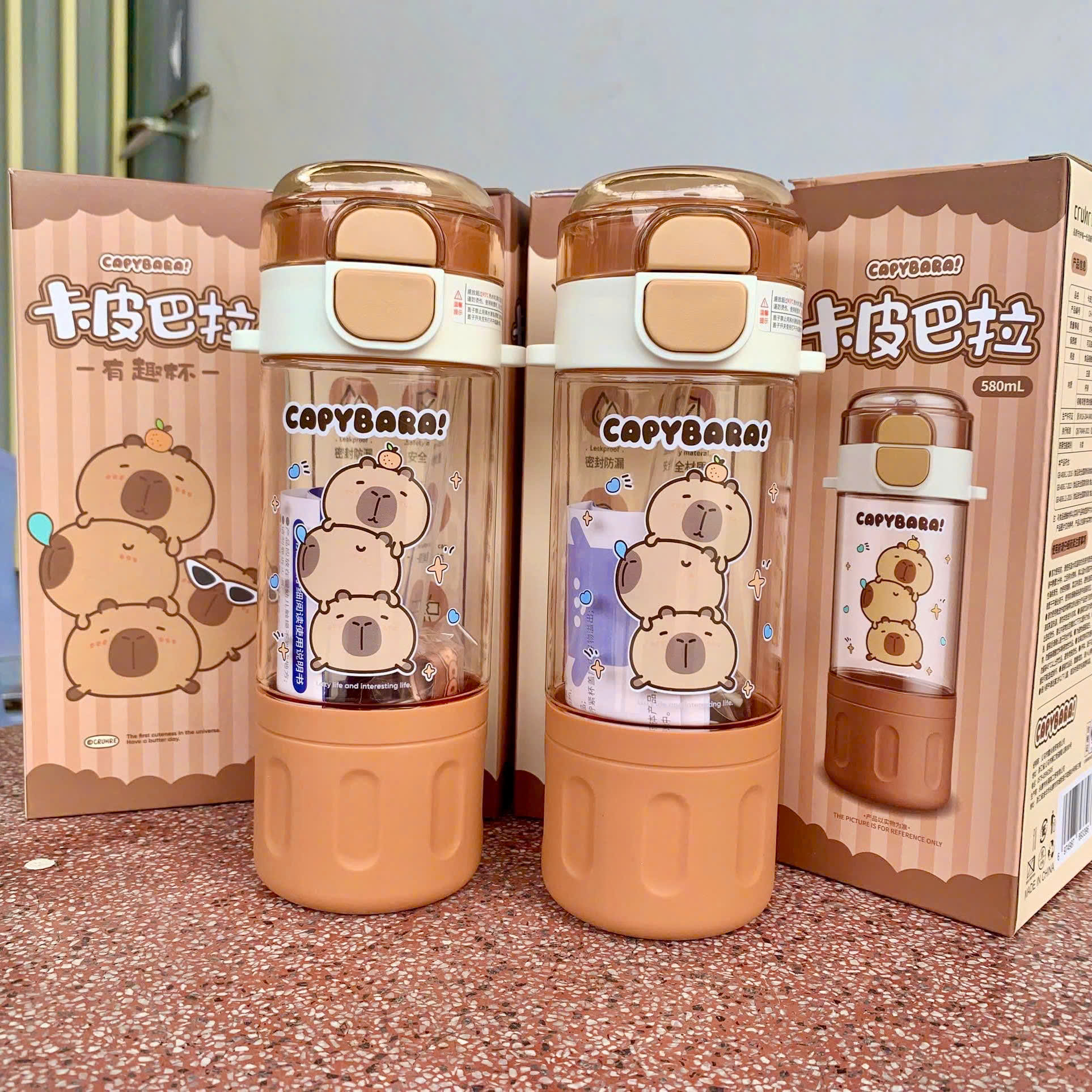 [60] Bình Nước Nhựa CAPYBARA Nắp Bấm 580ml 9062 - Có Dây Đeo