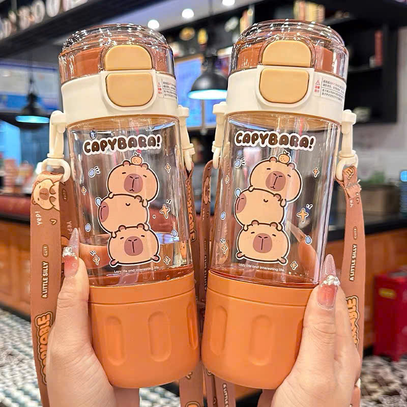 [60] Bình Nước Nhựa CAPYBARA Nắp Bấm 580ml 9062 - Có Dây Đeo