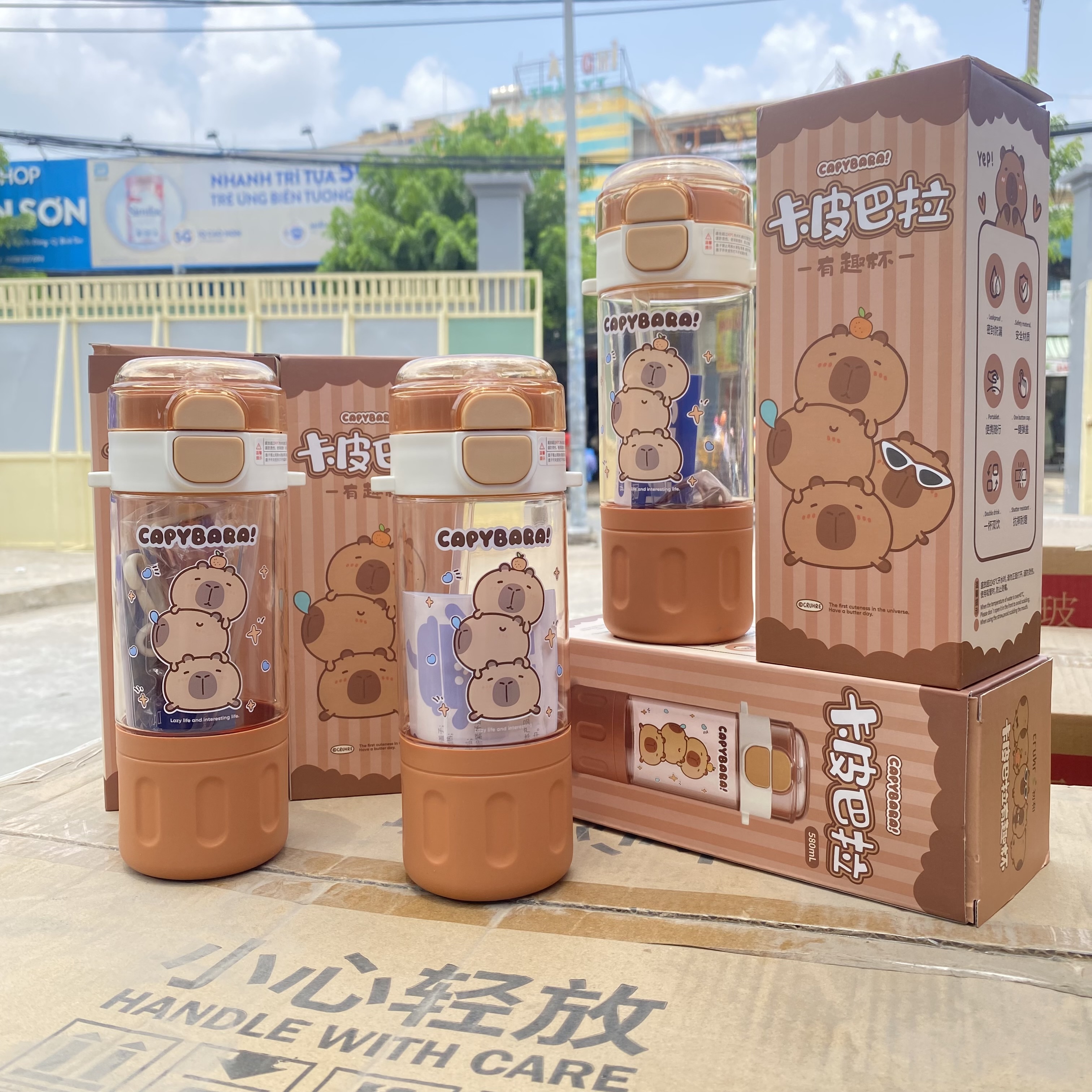 [60] Bình Nước Nhựa CAPYBARA Nắp Bấm 580ml 9062 - Có Dây Đeo