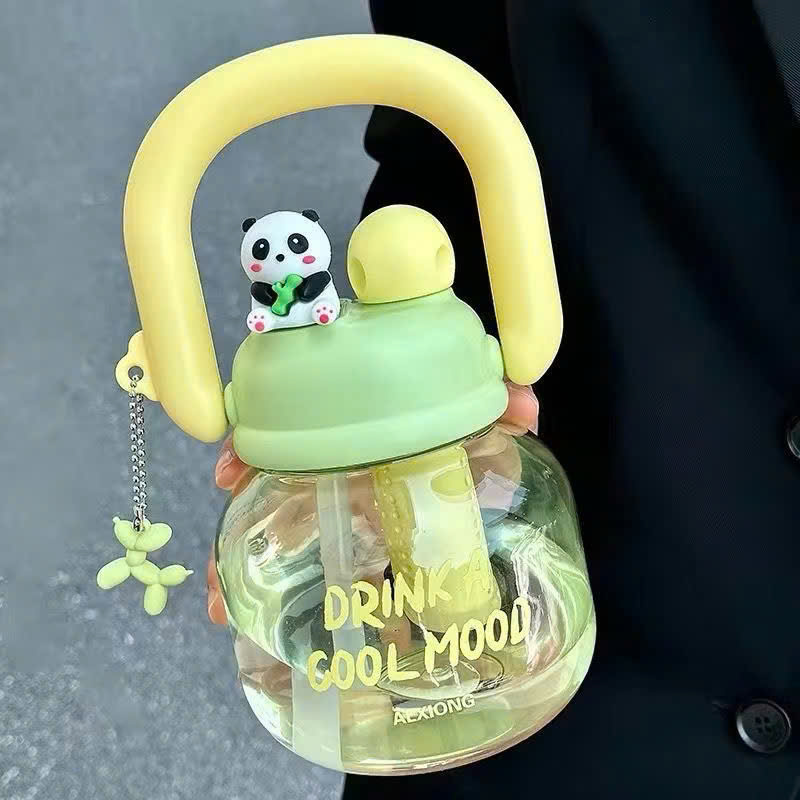 [60] Bình Nước Nhựa Charm Gấu Trúc 800ml Có Quai