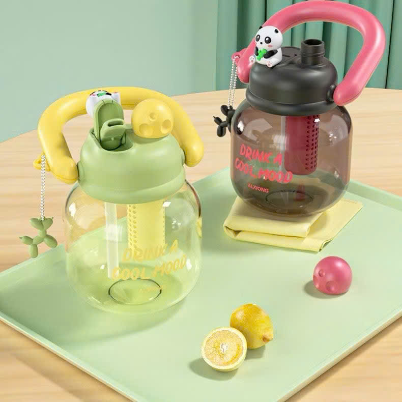 [60] Bình Nước Nhựa Charm Gấu Trúc 800ml Có Quai