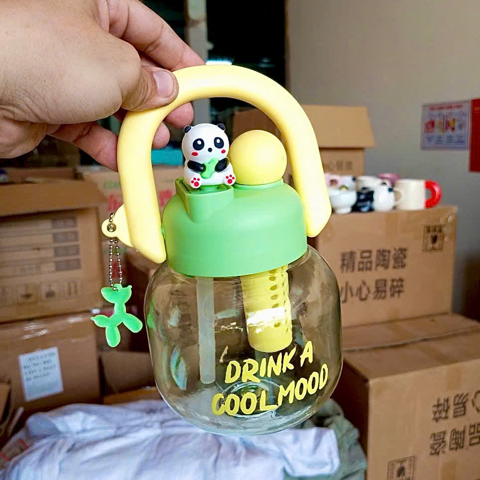 [60] Bình Nước Nhựa Charm Gấu Trúc 800ml Có Quai