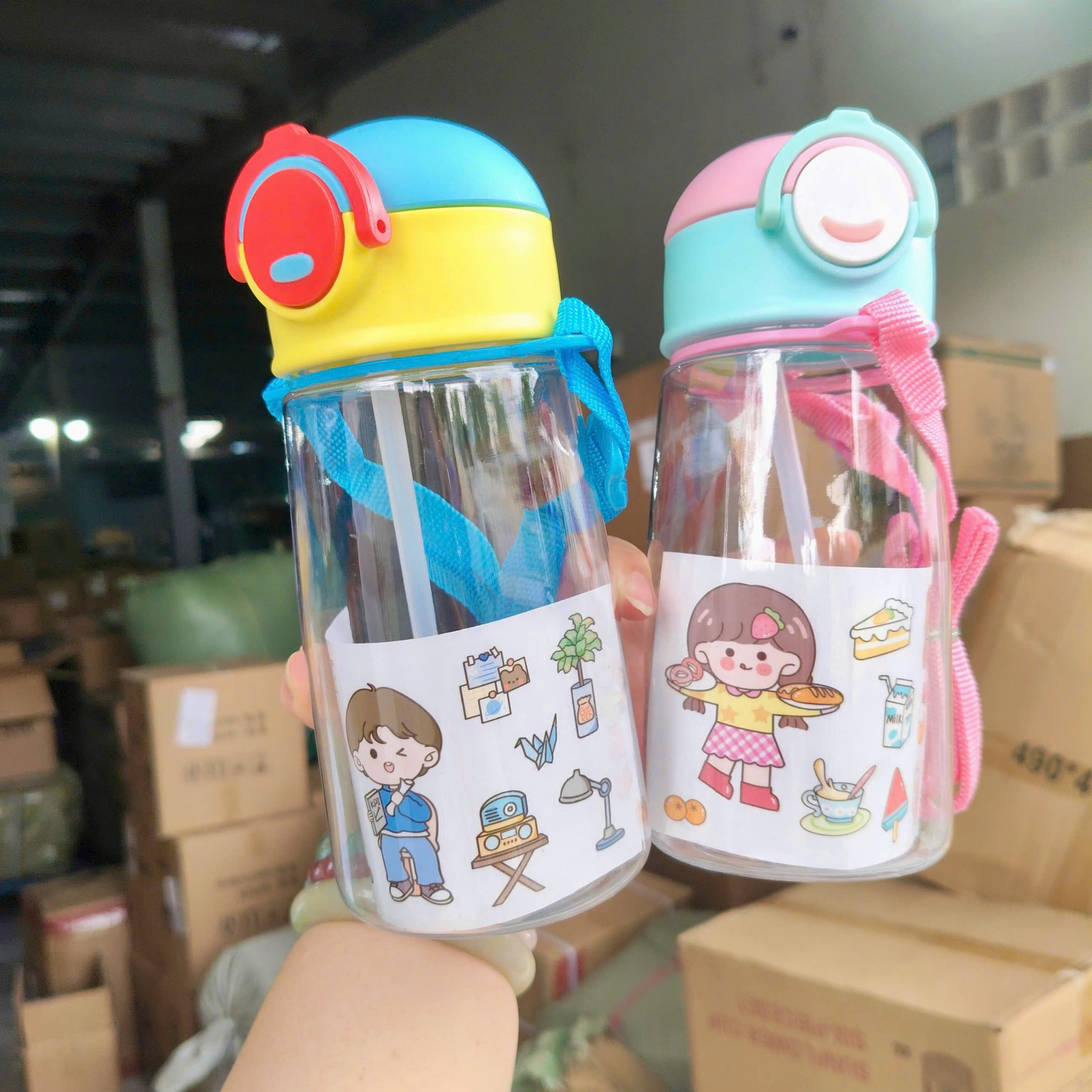 [60] Bình Nước Nhựa Nắp Bấm Có Dây Đeo 6728