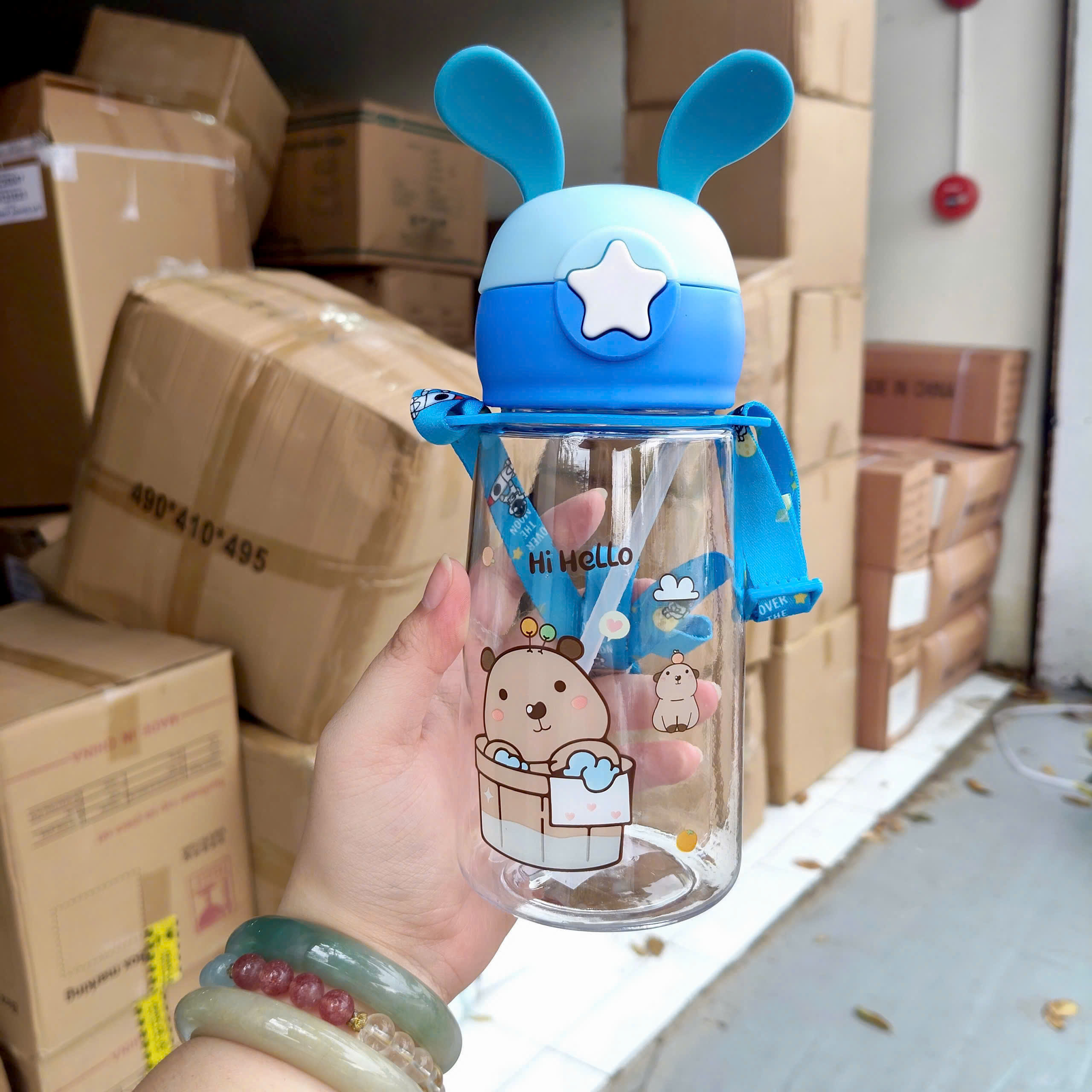 [60] Bình Nước Nhựa Tai Thỏ Có Dây Đeo Sticker 6693