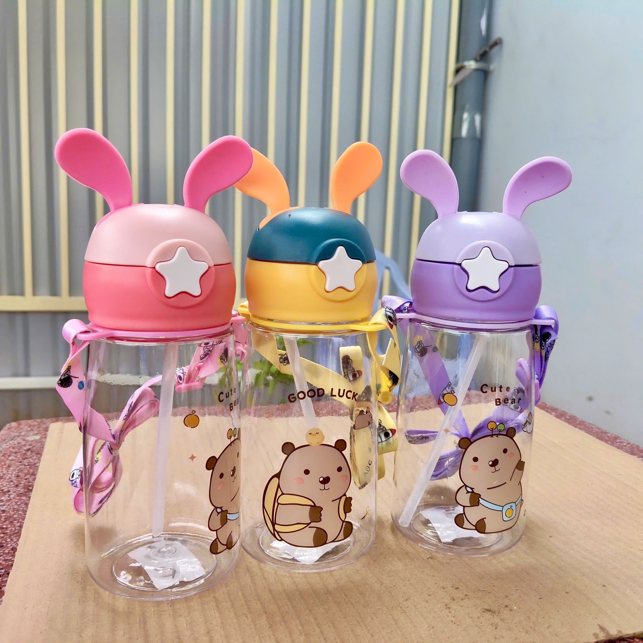[60] Bình Nước Nhựa Tai Thỏ Có Dây Đeo Sticker 6693