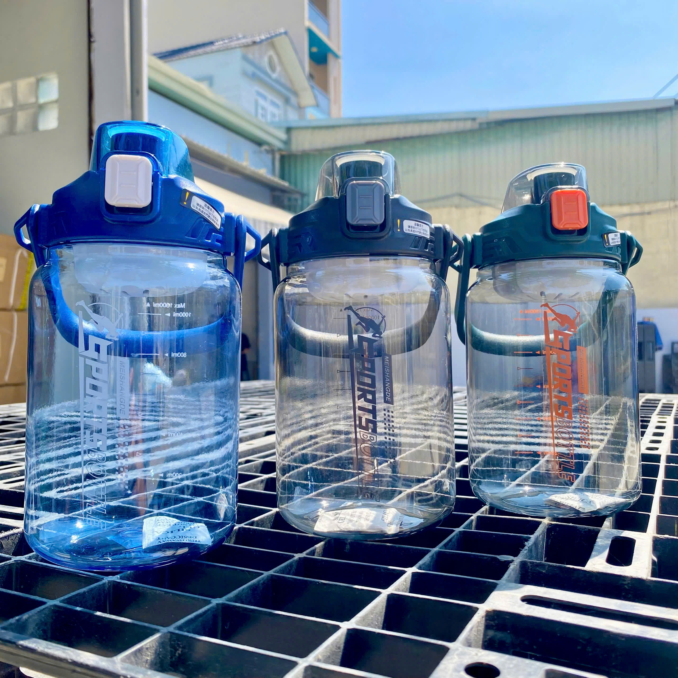 [60] Bình Nước Nhựa SPORT Nắp Bấm 1300ml 9606