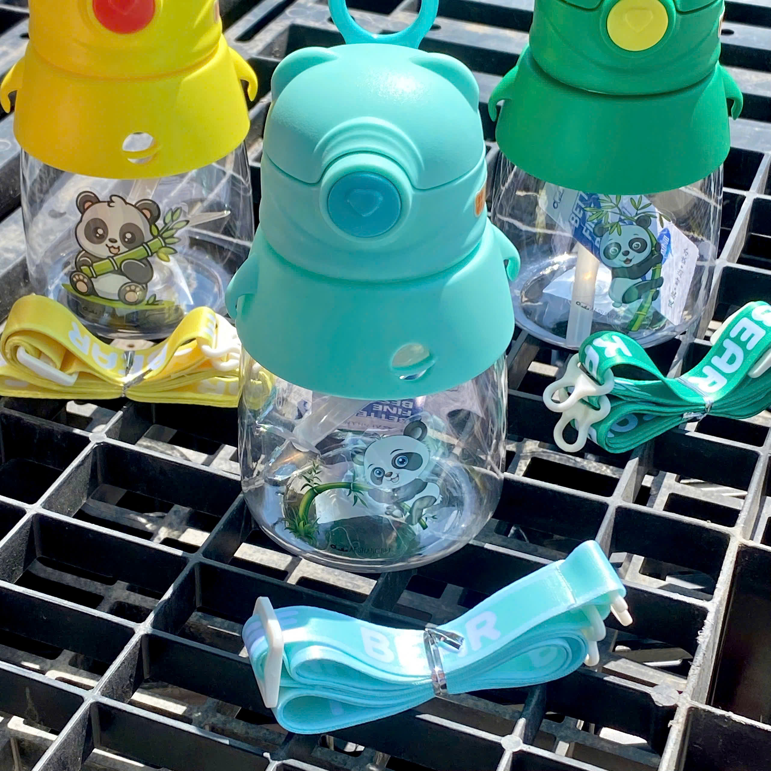 [80] Bình Nước Nhựa Trẻ Em GẤU TRÚC Có Dây 550ml 9193