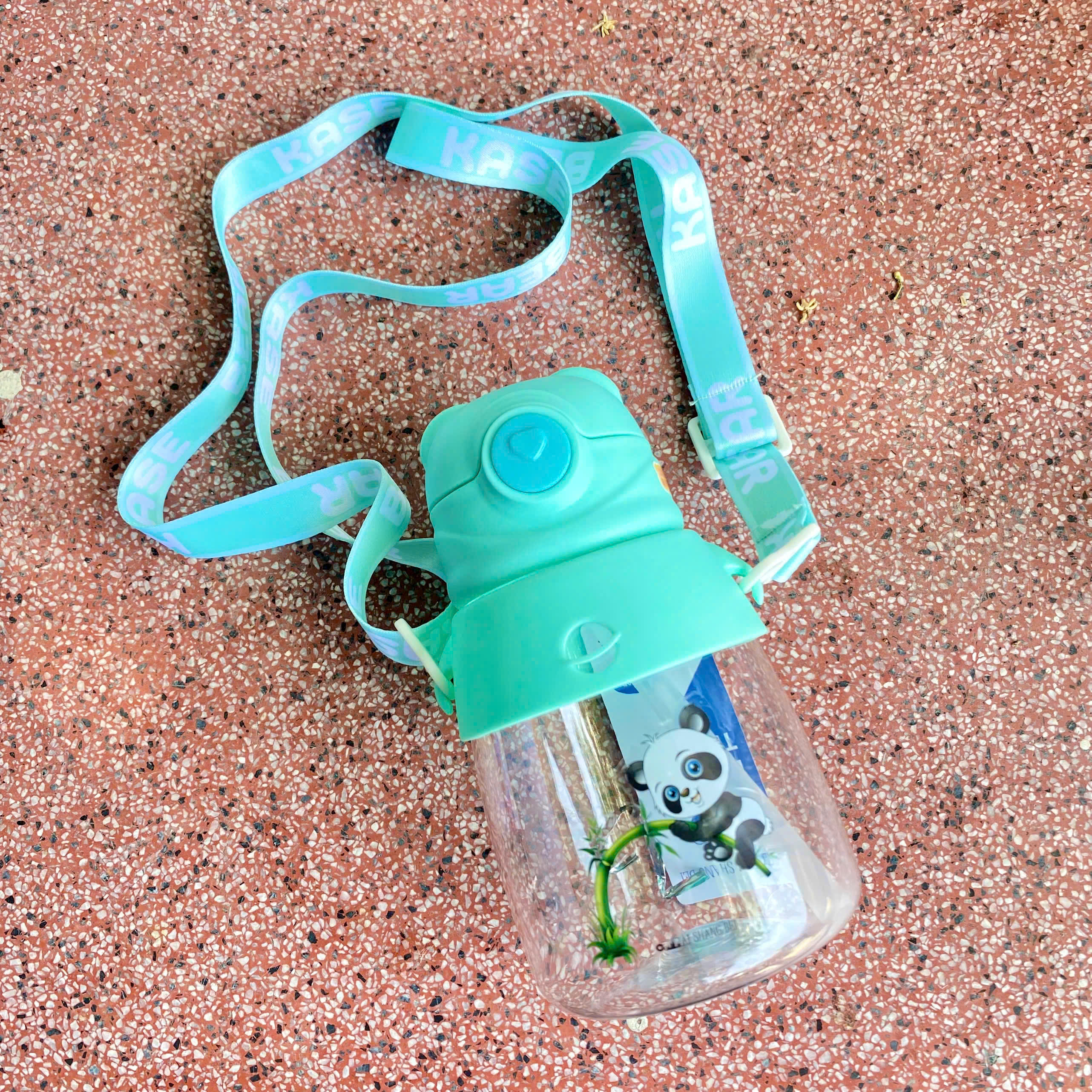 [80] Bình Nước Nhựa Trẻ Em GẤU TRÚC Có Dây 550ml 9193