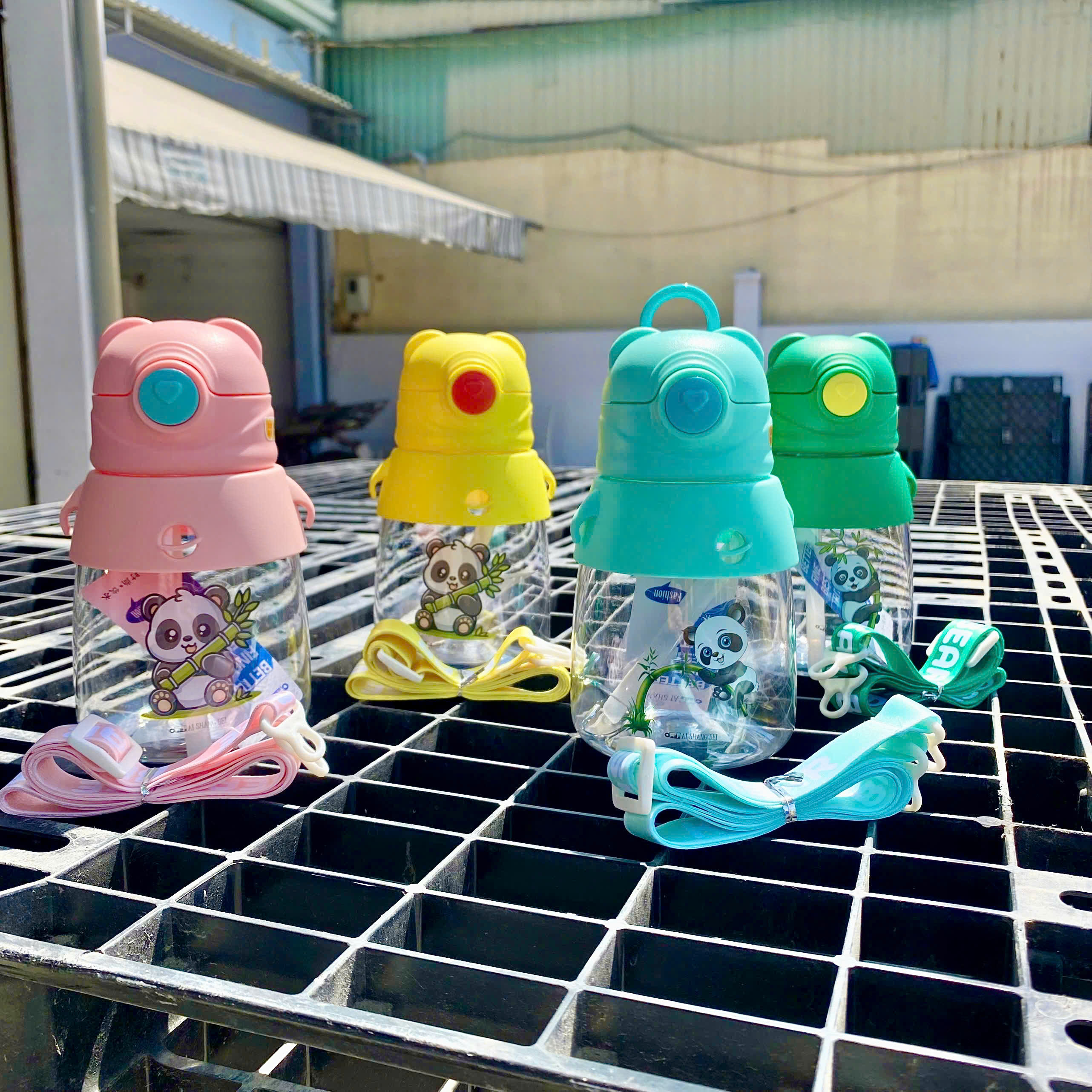 [80] Bình Nước Nhựa Trẻ Em GẤU TRÚC Có Dây 550ml 9193