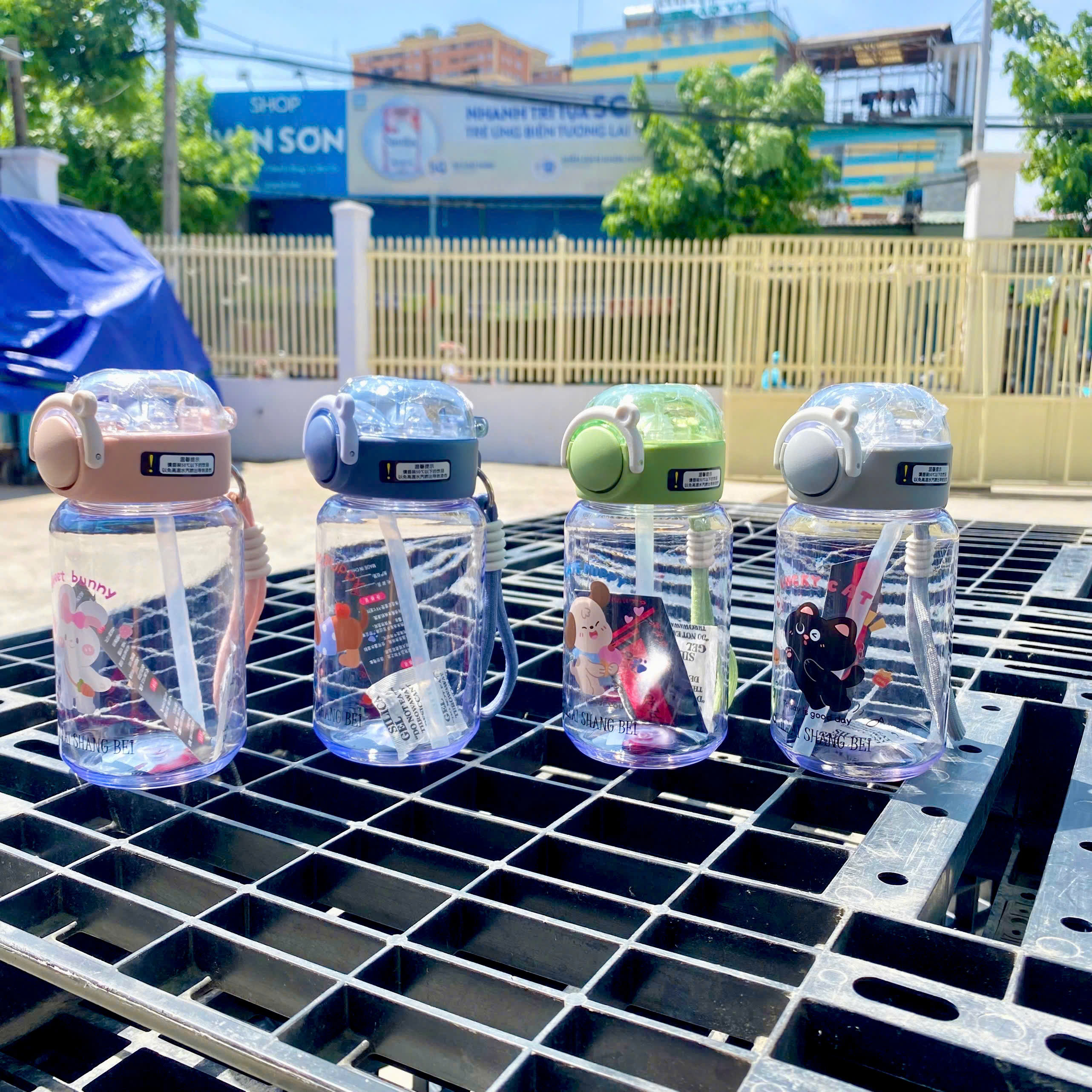 [80] Bình Nước Nhựa Trong Suốt HOẠT HÌNH Có Dây Xách 420ml 9587