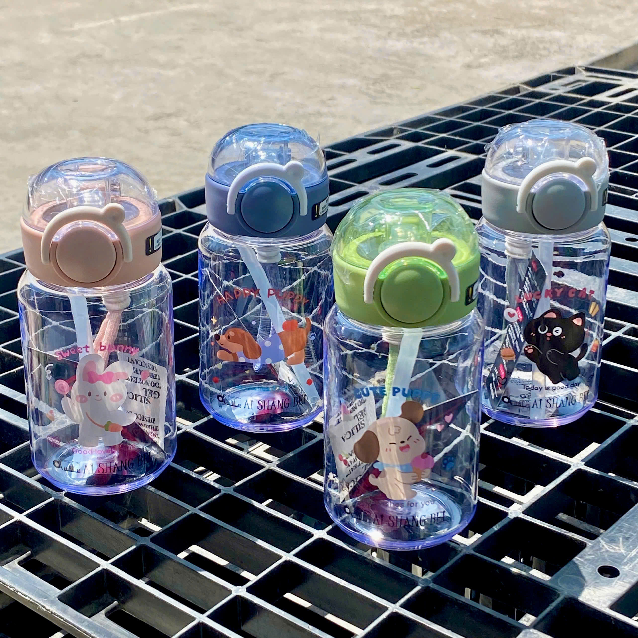 [80] Bình Nước Nhựa Trong Suốt HOẠT HÌNH Có Dây Xách 420ml 9587