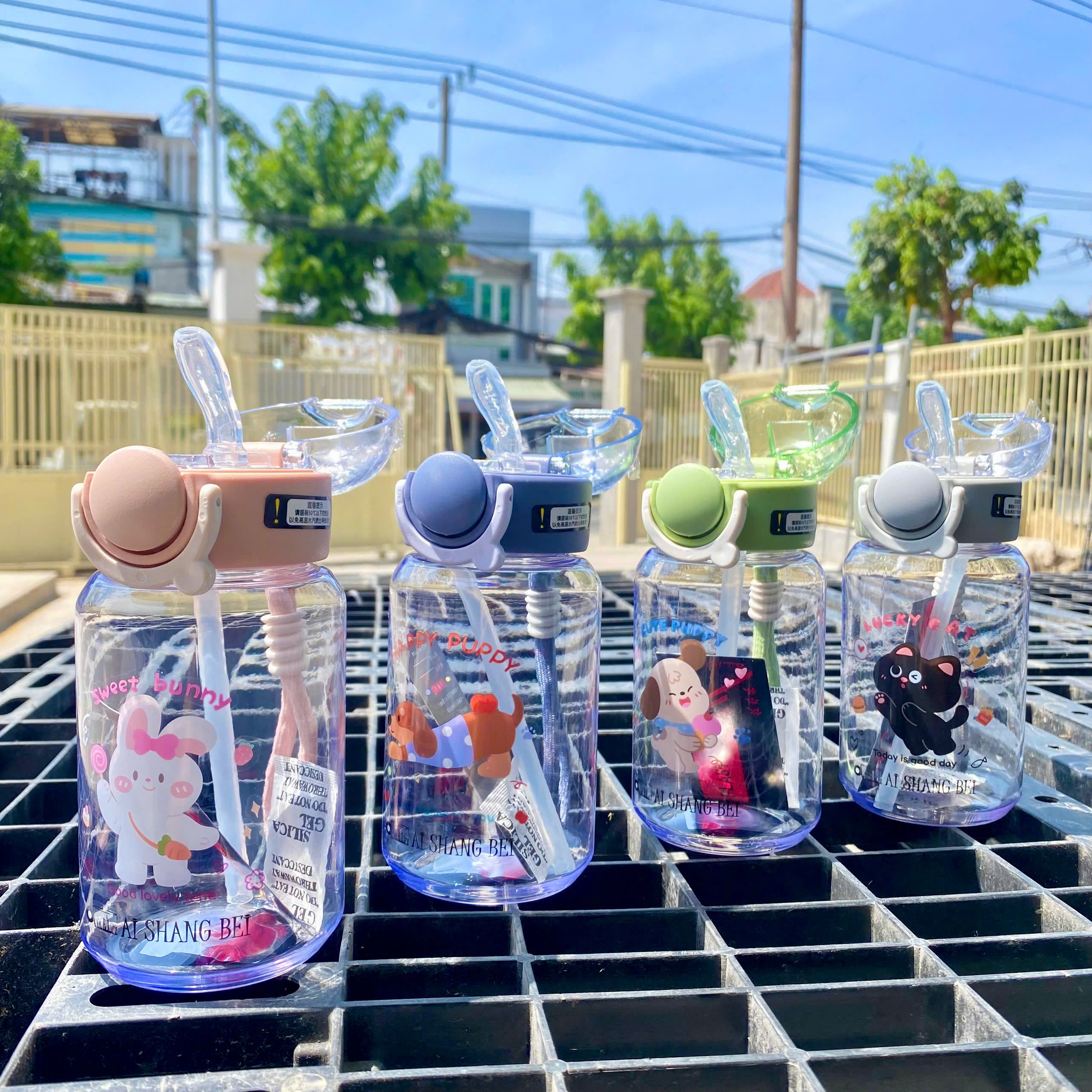 [80] Bình Nước Nhựa Trong Suốt HOẠT HÌNH Có Dây Xách 420ml 9587