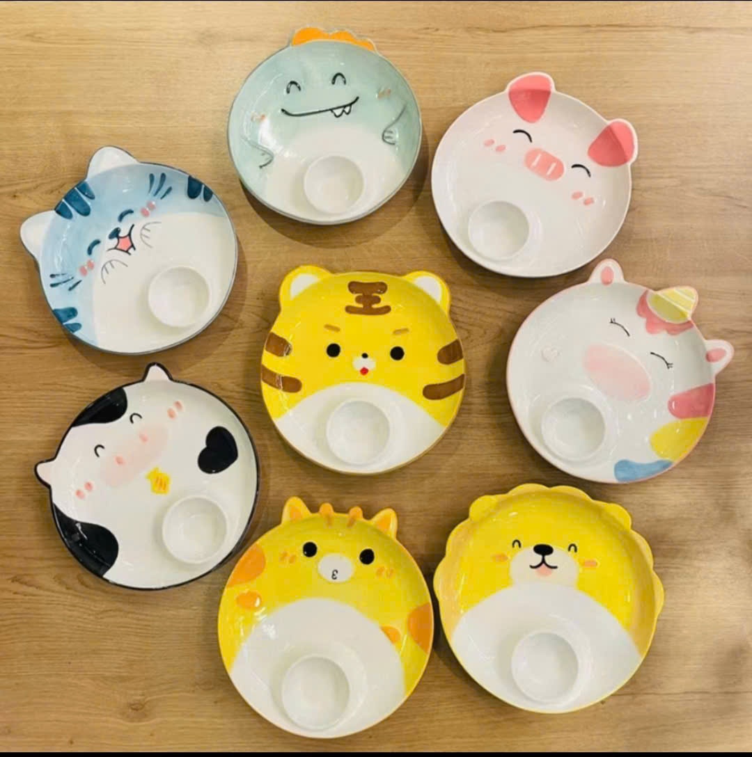 [48] Dĩa sứ tròn 8inch hoạt hình có chén chấm