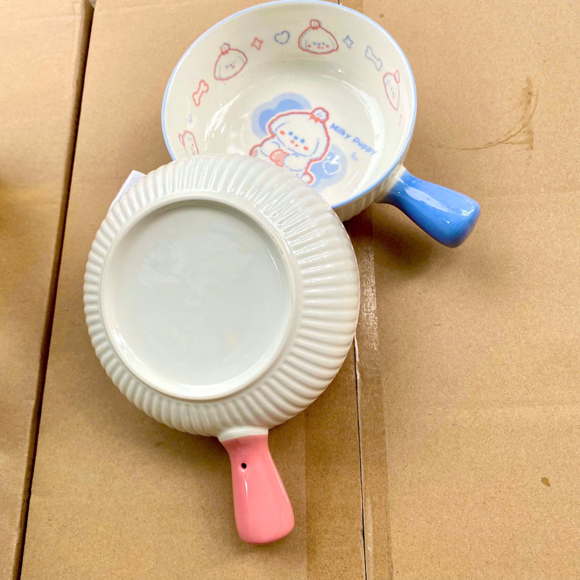 [56] Thố Sứ 8inch KẺ SỌC Có Tay Cầm Hình Thú (ngẫu nhiên)