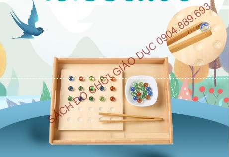 Tập gắp bi - Giáo cụ montessori